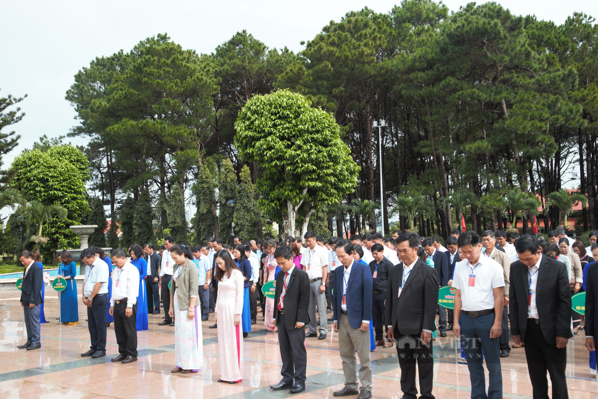 Đoàn đại biểu dự Đại hội Hội Nông dân tỉnh Đắk Lắk viếng Nghĩa trang liệt sĩ - Ảnh 3.