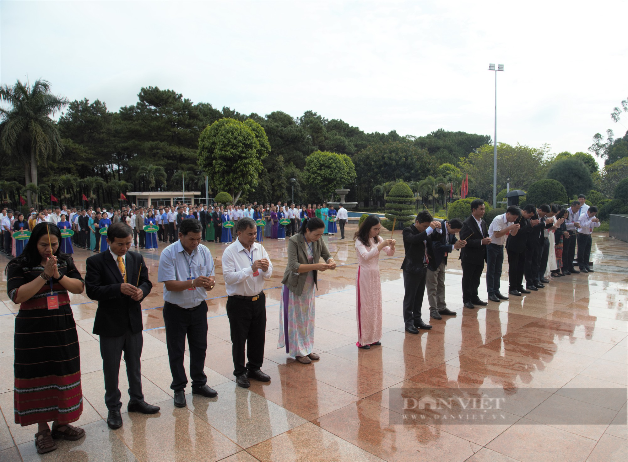 Đoàn đại biểu dự Đại hội Hội Nông dân tỉnh Đắk Lắk viếng Nghĩa trang liệt sĩ - Ảnh 4.