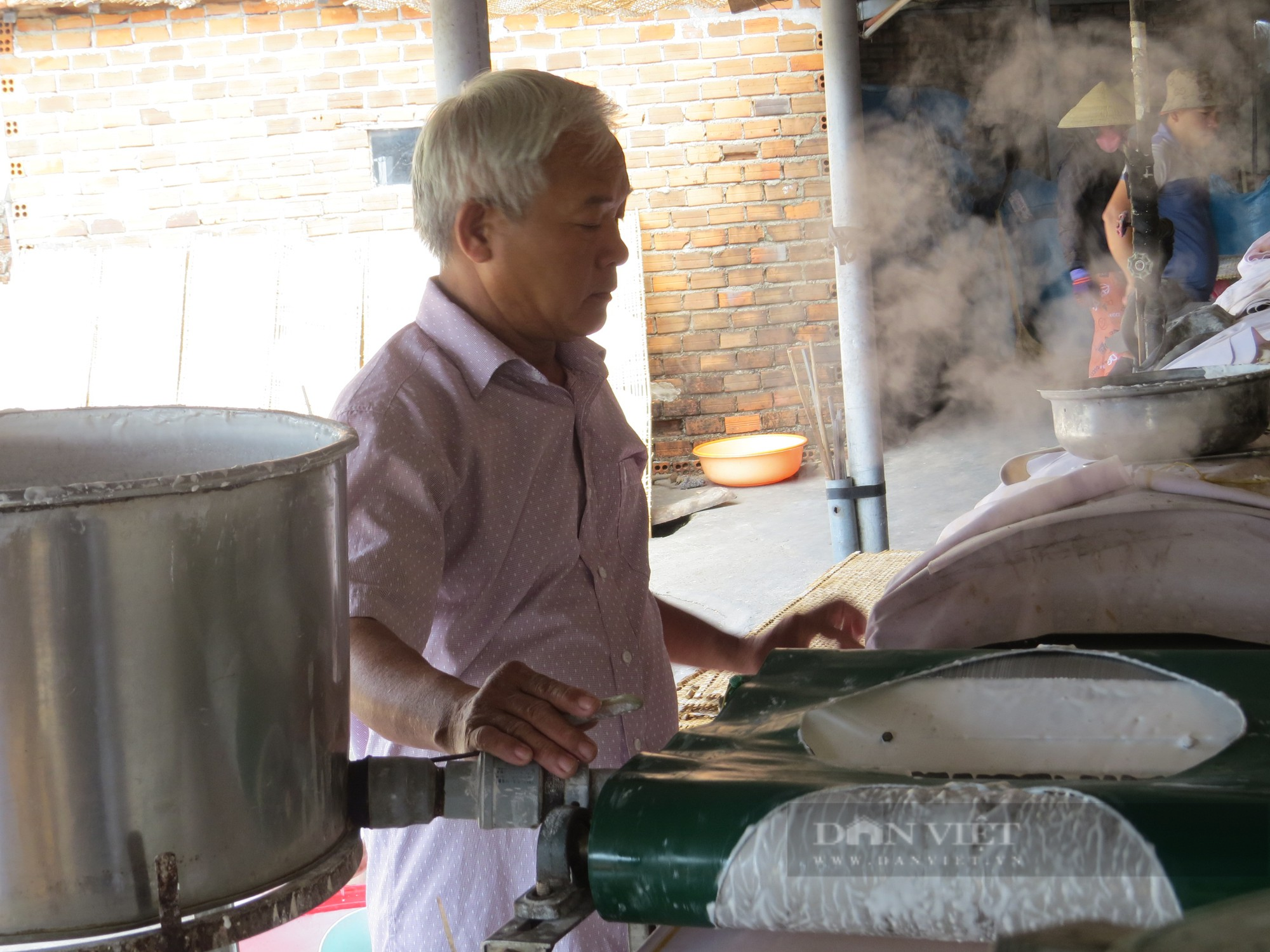 Ông chủ lò bánh tráng Hai Thơm Phú Yên trở thành Nông dân Việt Nam xuất sắc 2023 - Ảnh 2.