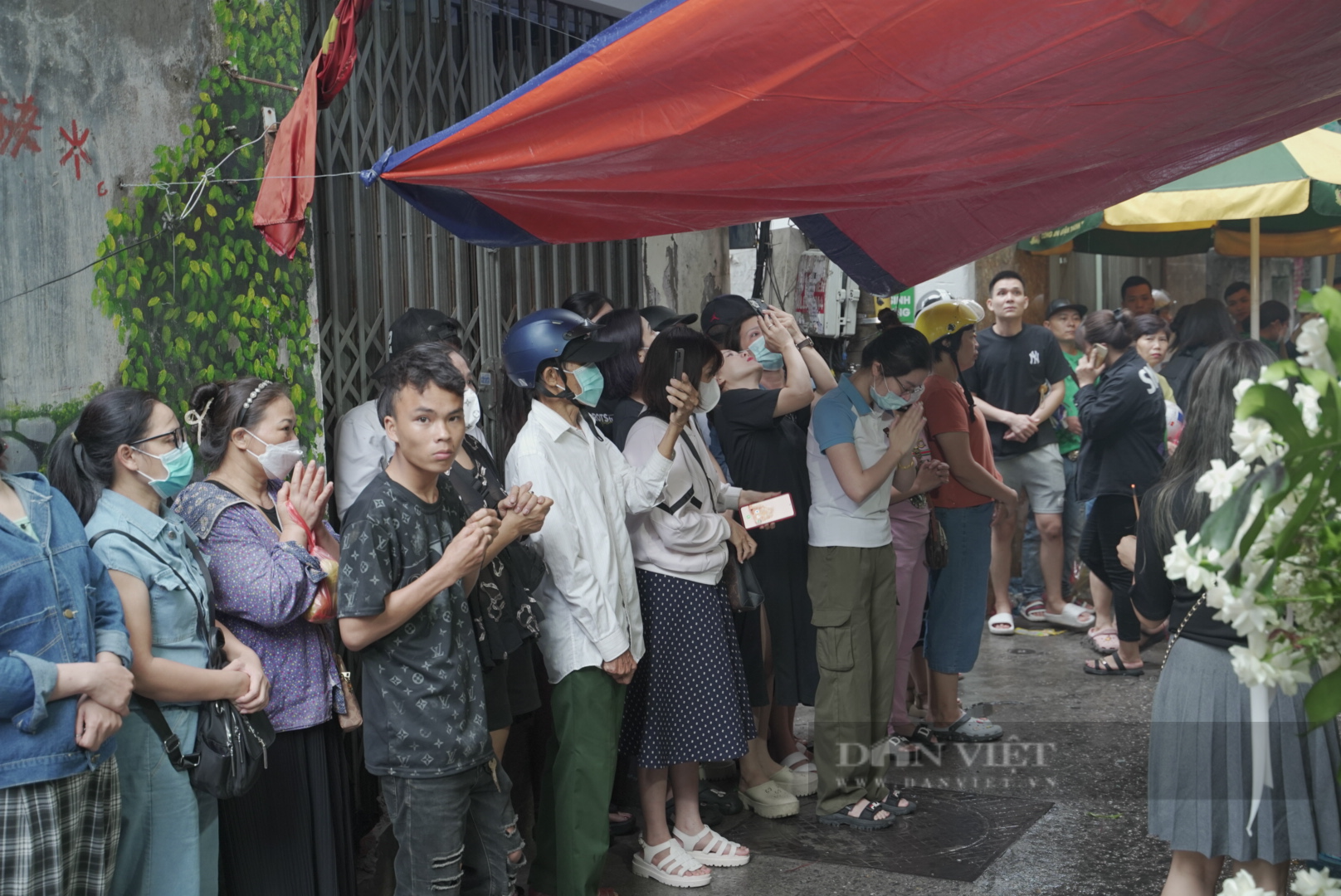 Dòng người &quot;đội mưa&quot; đến thắp hương tưởng nhớ các nạn nhân vụ cháy chung cư mini ở Hà Nội - Ảnh 5.