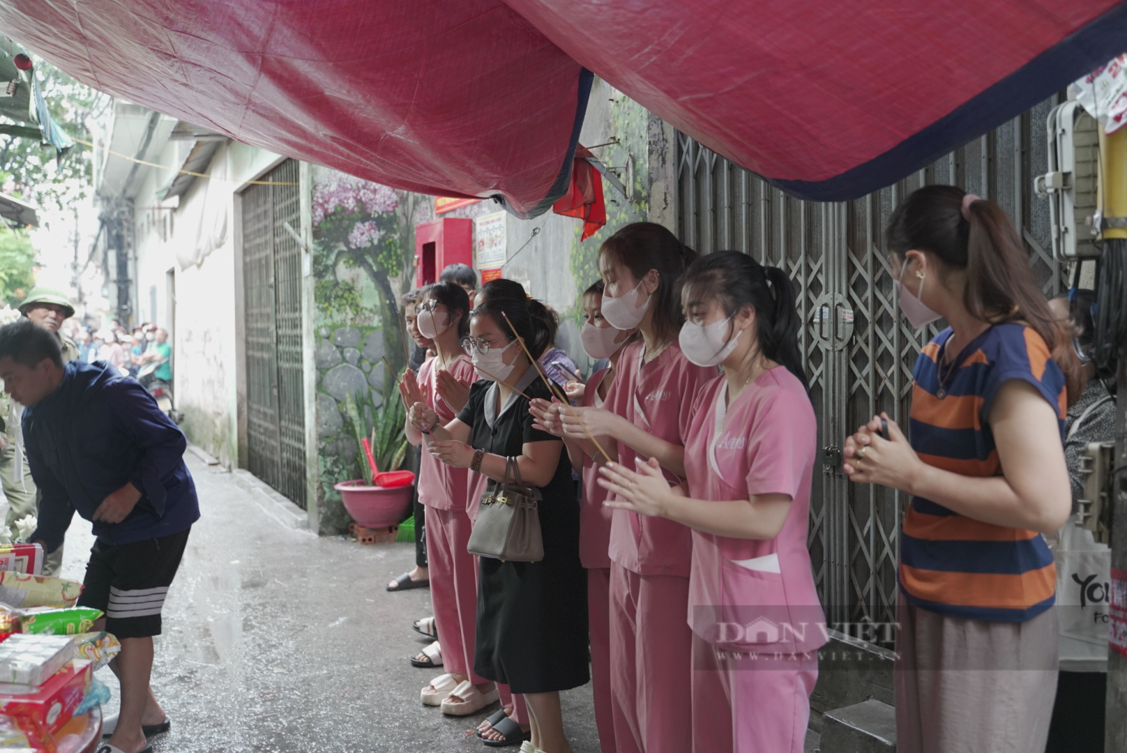 Dòng người &quot;đội mưa&quot; đến thắp hương tưởng nhớ các nạn nhân vụ cháy chung cư mini ở Hà Nội - Ảnh 9.