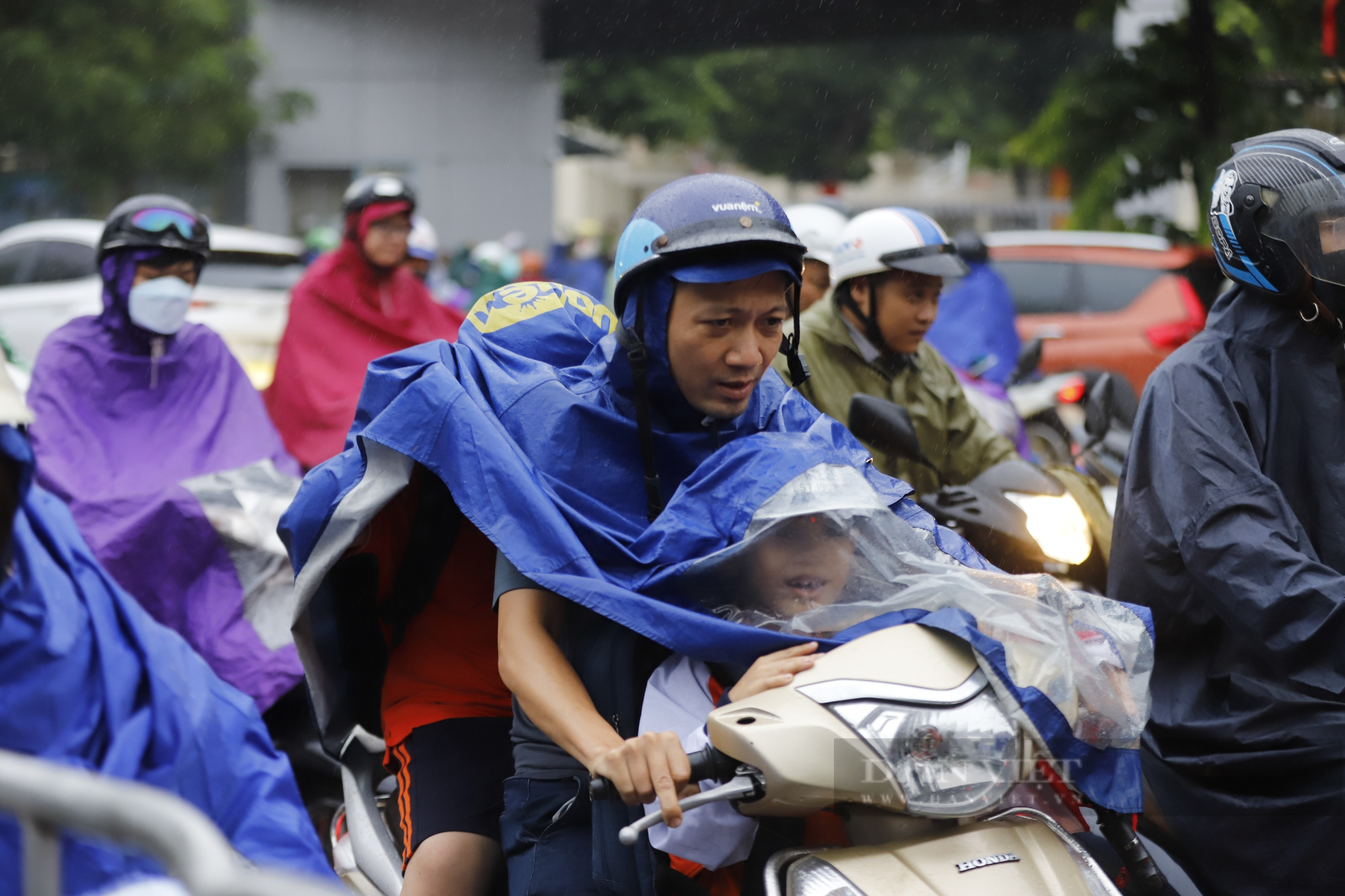 Hà Nội mưa cả ngày, dân công sở &quot;lết&quot; về nhà trong giờ tan tầm - Ảnh 3.