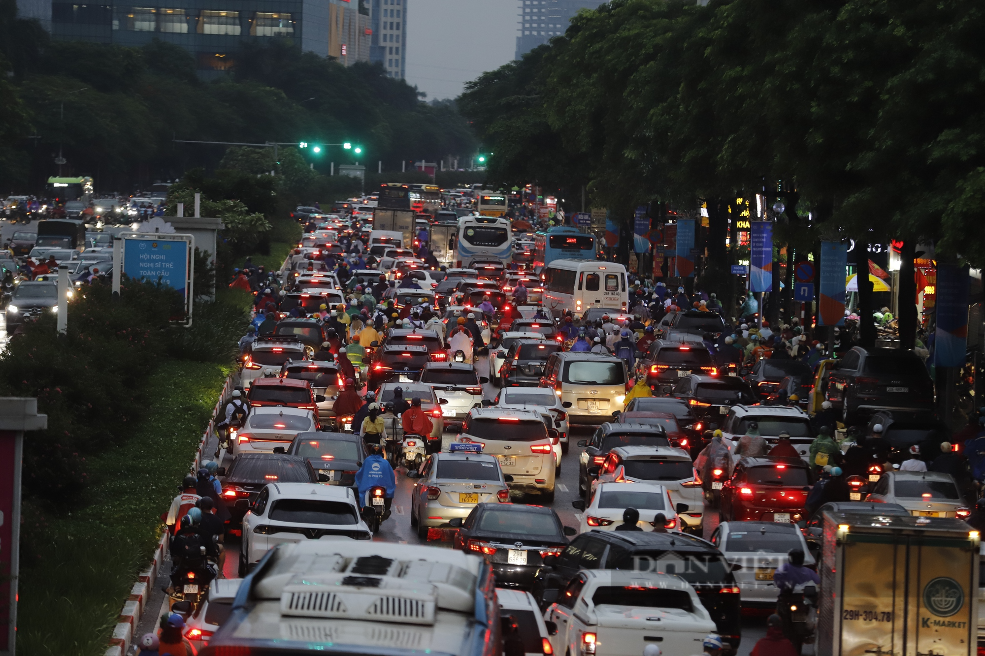 Hà Nội mưa cả ngày, dân công sở &quot;lết&quot; về nhà trong giờ tan tầm - Ảnh 5.