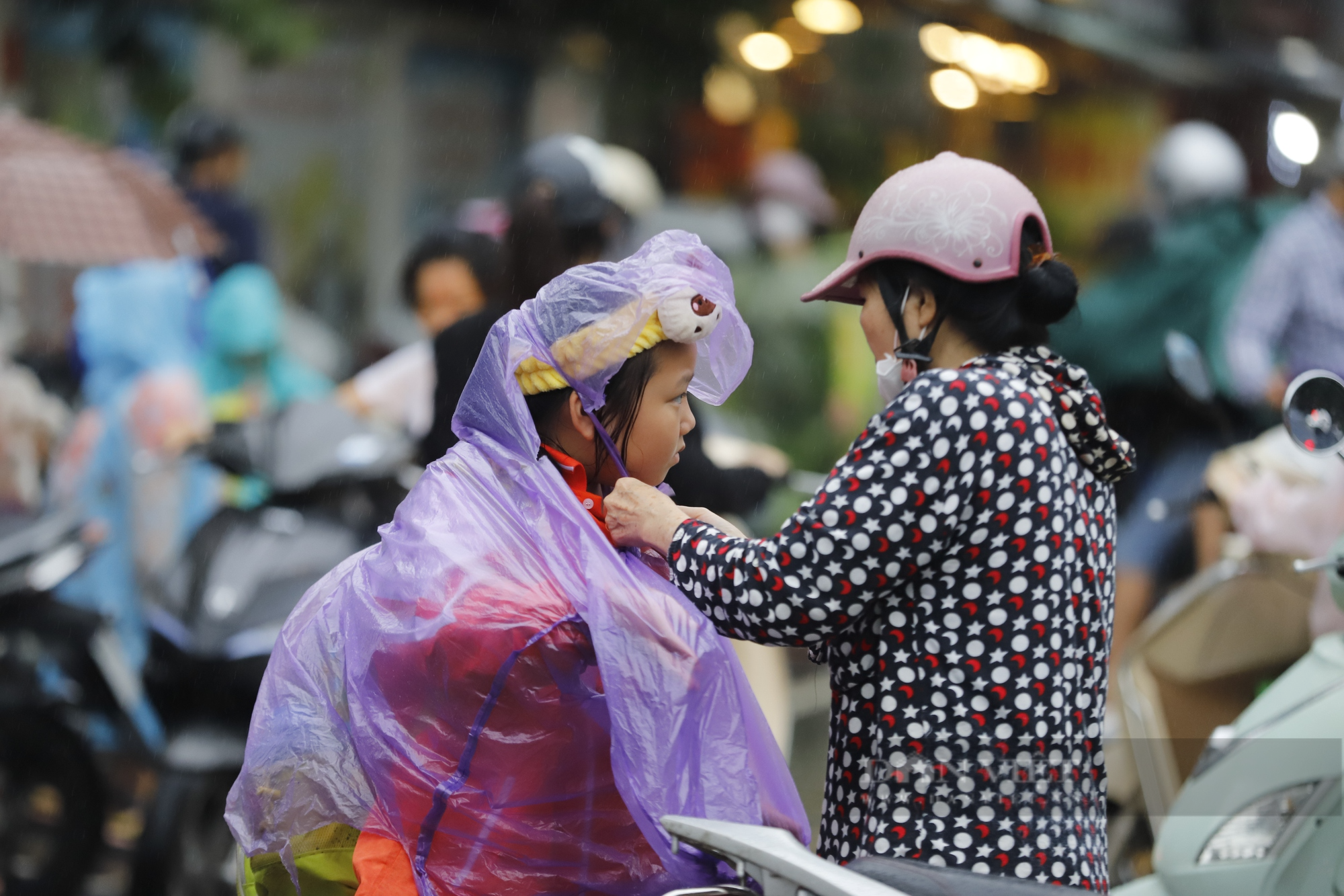 Hà Nội mưa cả ngày, dân công sở &quot;lết&quot; về nhà trong giờ tan tầm - Ảnh 7.