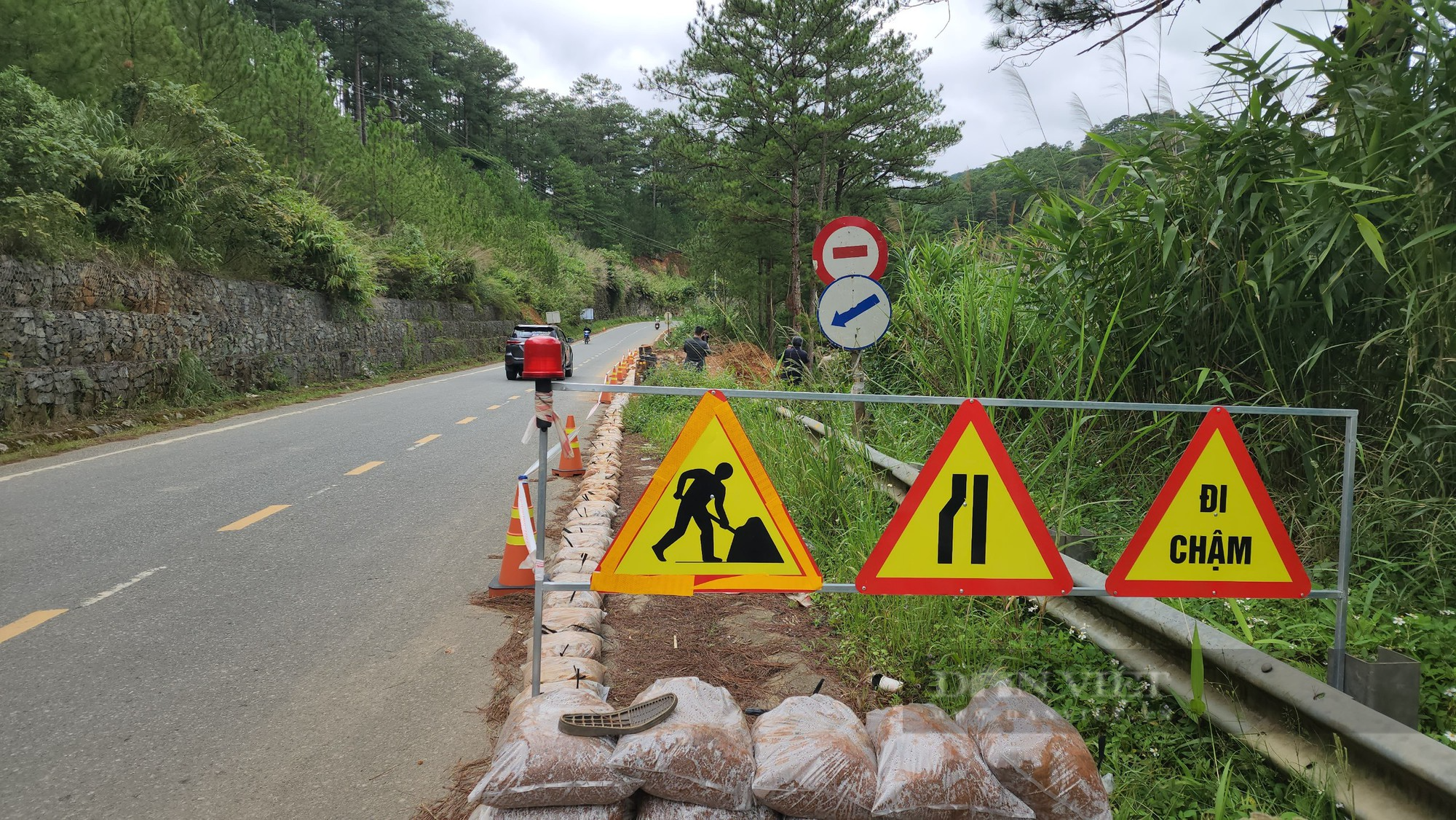 Quốc lộ 27C nối Nha Trang - Lâm Đồng bị sạt lở nghiêm trọng tại nhiều điểm - Ảnh 8.