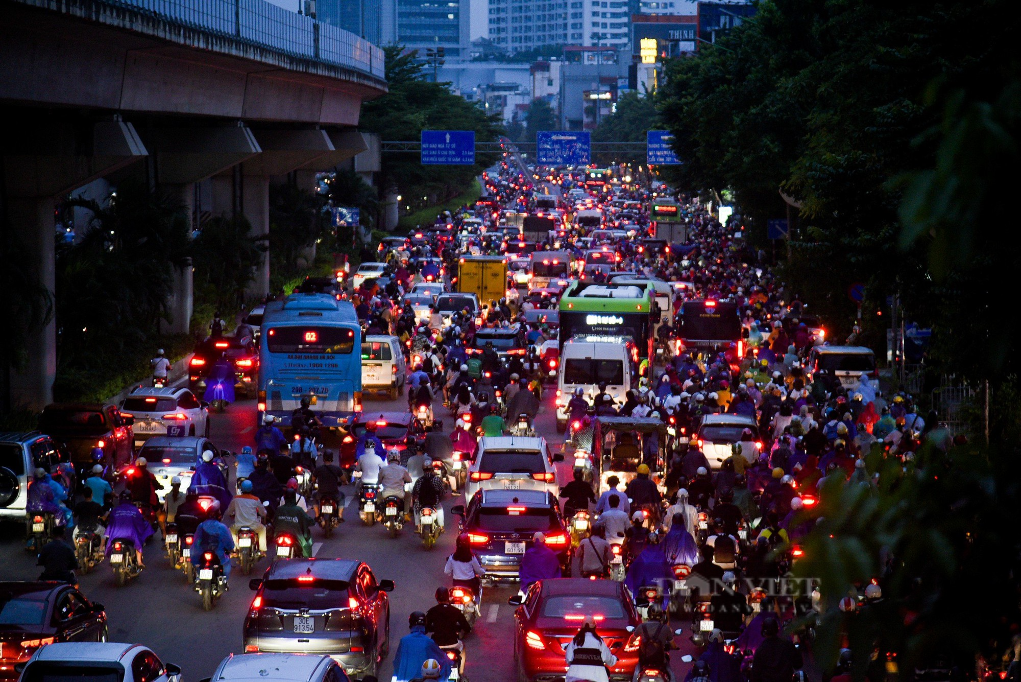 Hà Nội mưa cả ngày, dân công sở &quot;lết&quot; về nhà trong giờ tan tầm - Ảnh 8.