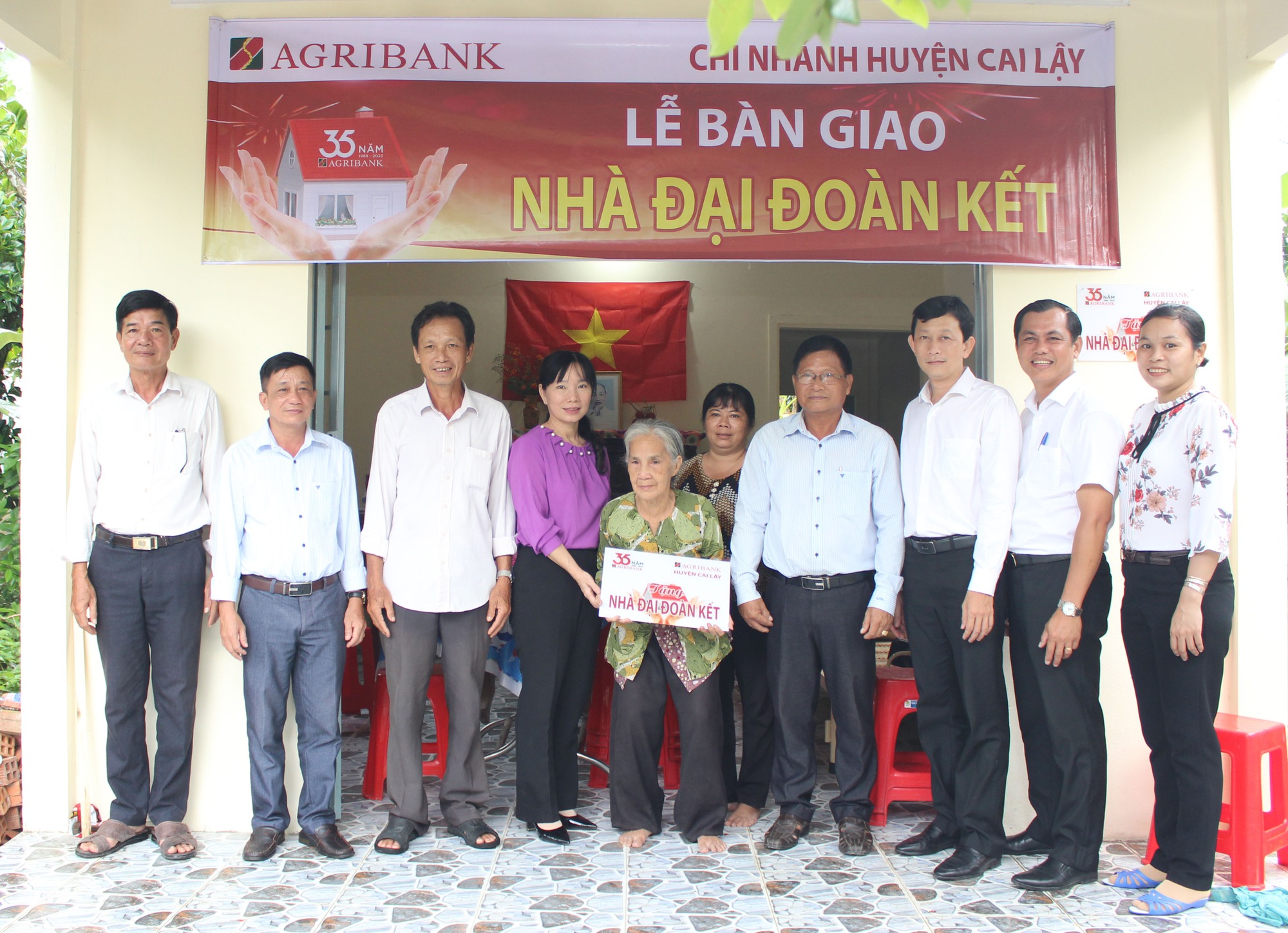 Agribank bàn giao 16 nhà Đại đoàn kết tại huyện Cai Lậy, tỉnh Tiền Giang - Ảnh 1.