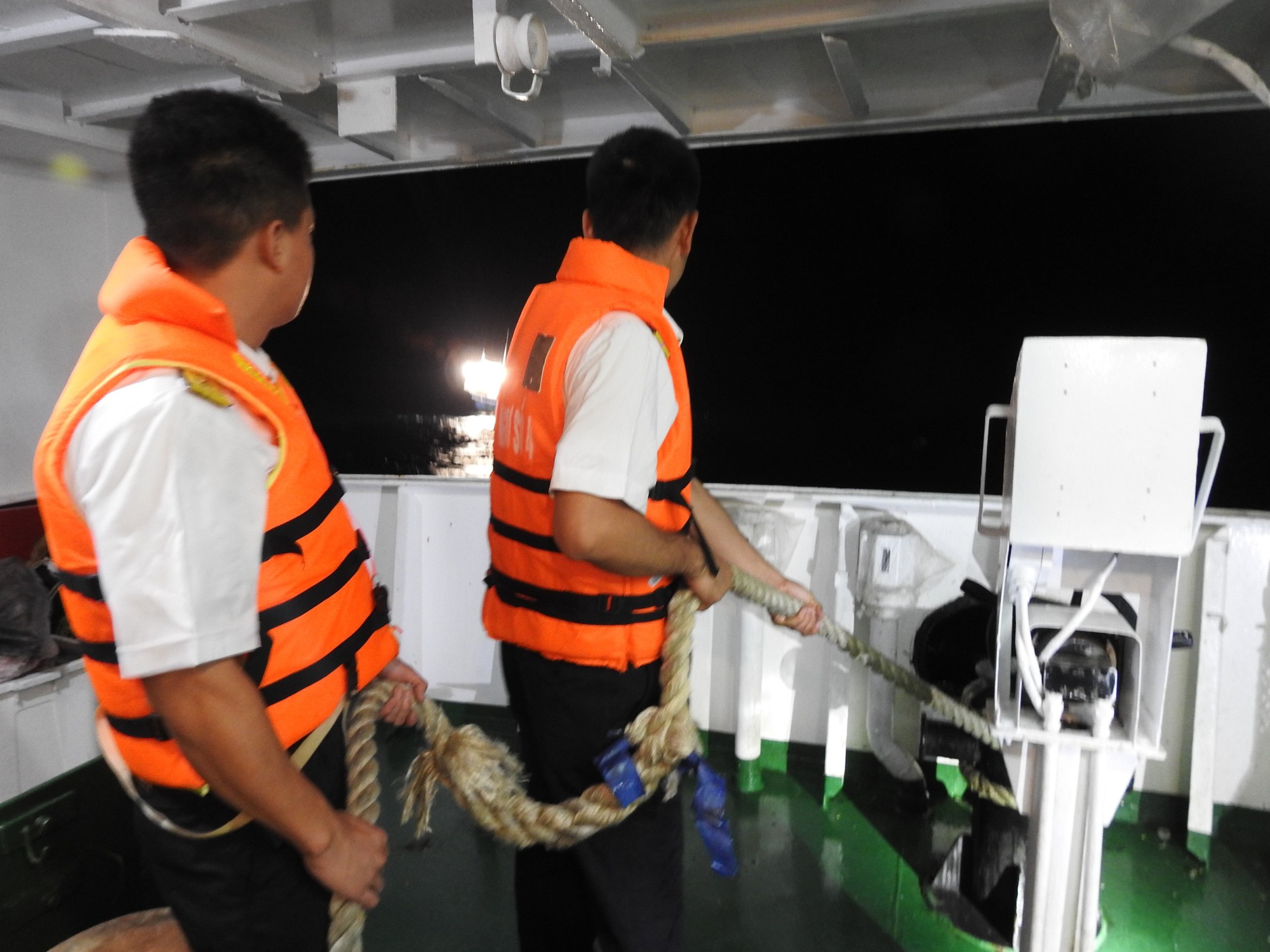 Lai kéo tàu cá Phú Yên bị nạn trên biển về trong đêm - Ảnh 1.