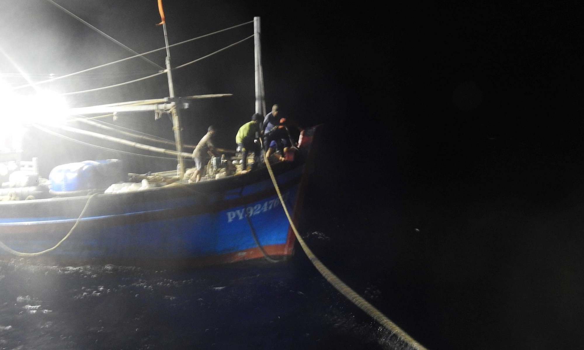 Lai kéo tàu cá Phú Yên bị nạn trên biển về trong đêm - Ảnh 2.