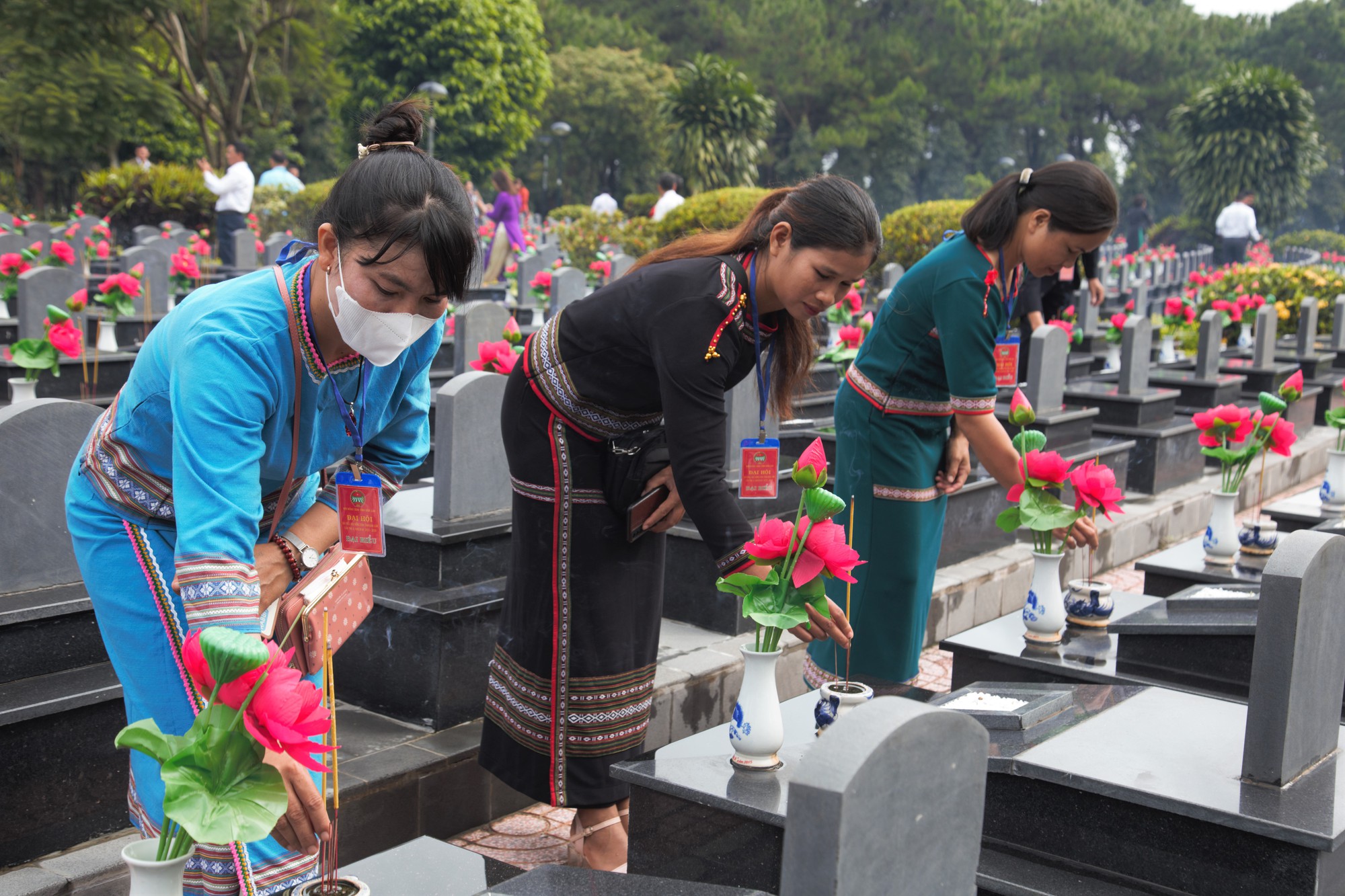 Đoàn đại biểu dự Đại hội Hội Nông dân tỉnh Đắk Lắk viếng Nghĩa trang liệt sĩ - Ảnh 5.