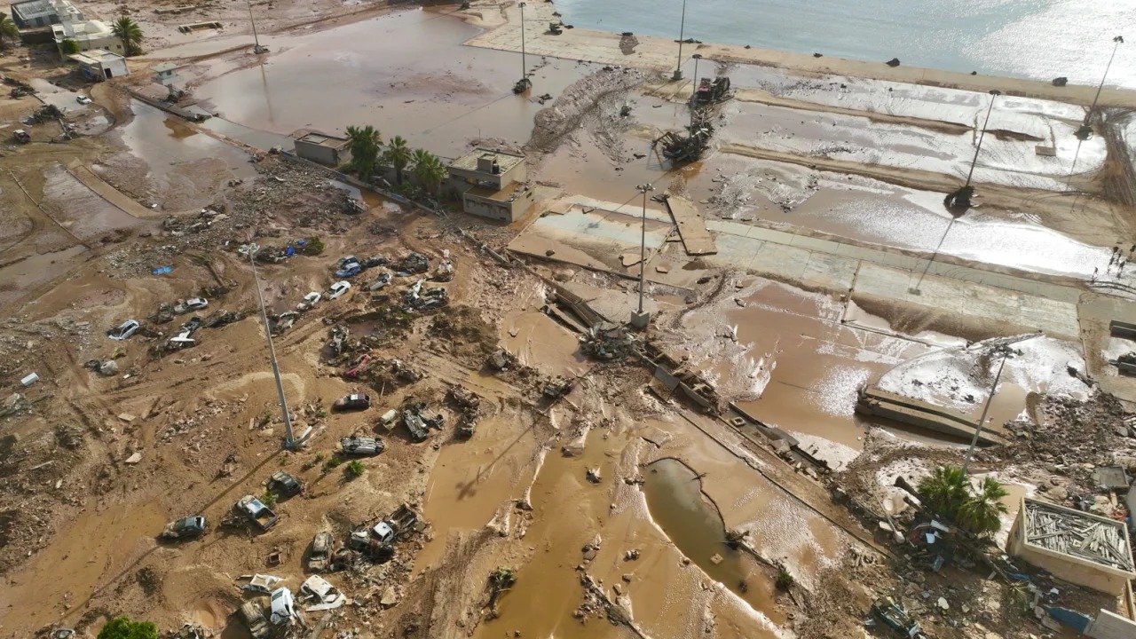 Người sống sót đào bới đống đổ nát để tìm kiếm người thân mất tích trong lũ lụt ở Libya - Ảnh 1.