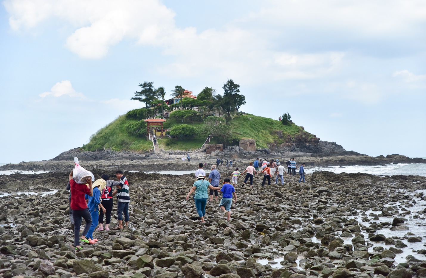 Ở một nơi của Bà Rịa-Vũng Tàu có một ngôi miếu trên hòn đảo mà con đường lội ra cho là bí ẩn - Ảnh 2.