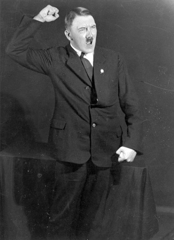 Ảnh độc: Trùm phát xít Hitler như “kẻ điên” khi tập diễn thuyết - Ảnh 2.