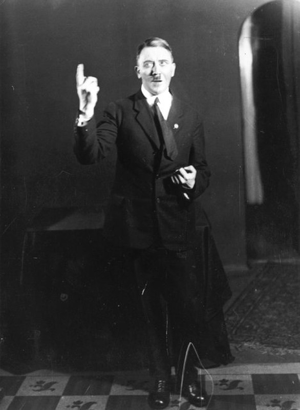 Ảnh độc: Trùm phát xít Hitler như “kẻ điên” khi tập diễn thuyết - Ảnh 5.