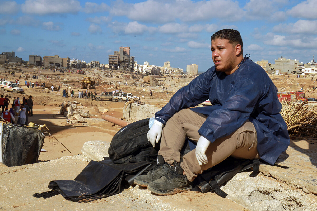 Người sống sót đào bới đống đổ nát để tìm kiếm người thân mất tích trong lũ lụt ở Libya - Ảnh 5.