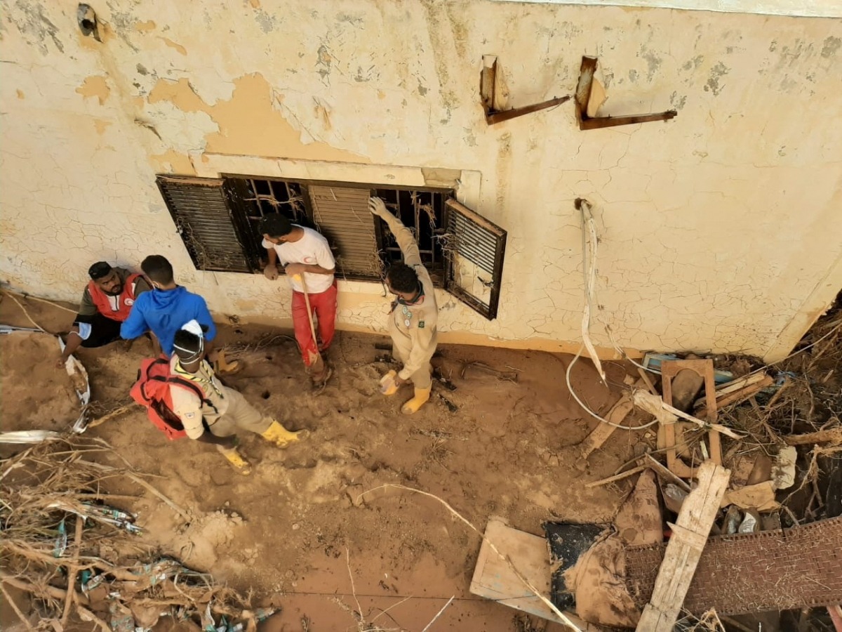 Người sống sót đào bới đống đổ nát để tìm kiếm người thân mất tích trong lũ lụt ở Libya - Ảnh 6.