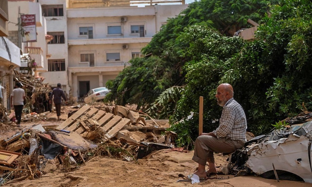 Người sống sót đào bới đống đổ nát để tìm kiếm người thân mất tích trong lũ lụt ở Libya - Ảnh 7.
