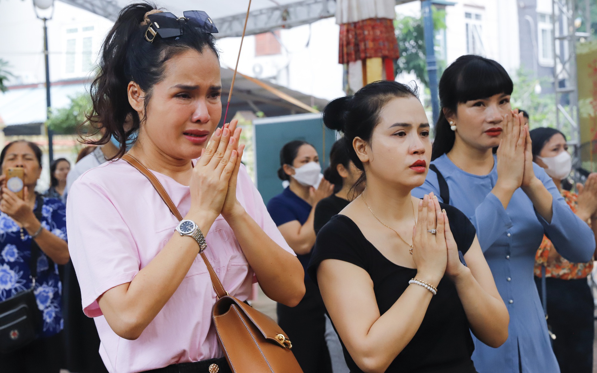 Hàng nghìn người tới chùa thắp hương cầu siêu cho các nạn nhân vụ cháy chung cư mini tại Hà Nội