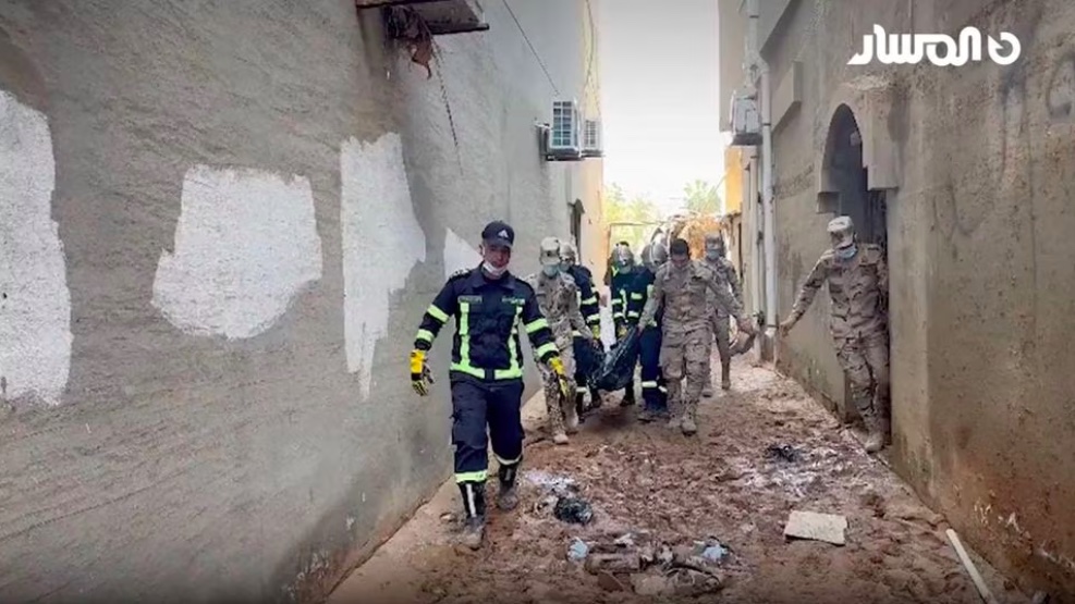 Người sống sót đào bới đống đổ nát để tìm kiếm người thân mất tích trong lũ lụt ở Libya - Ảnh 8.