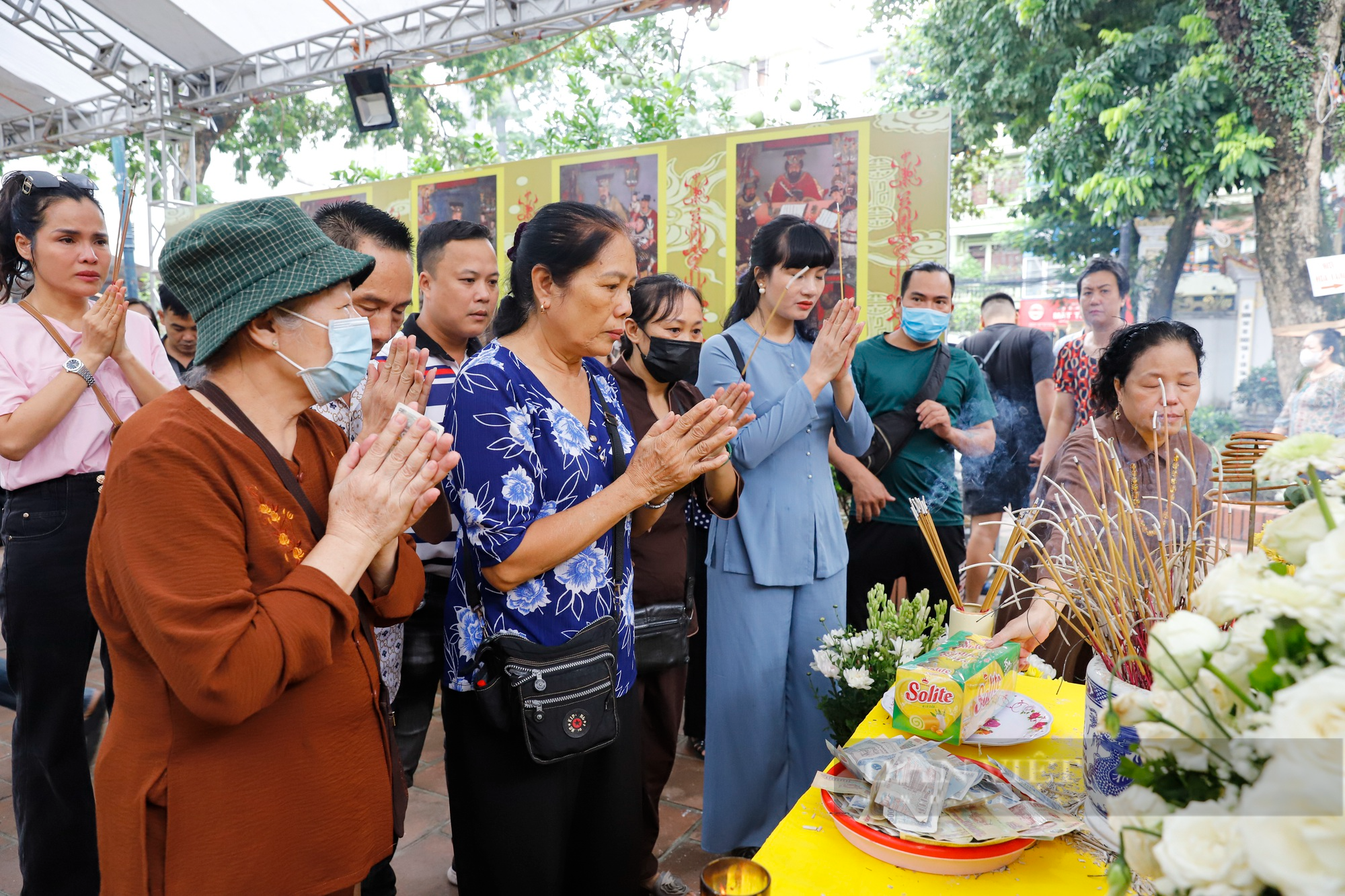 Hàng nghìn người tới chùa thắp hương cầu siêu cho các nạn nhân vụ cháy chung cư mini tại Hà Nội - Ảnh 5.