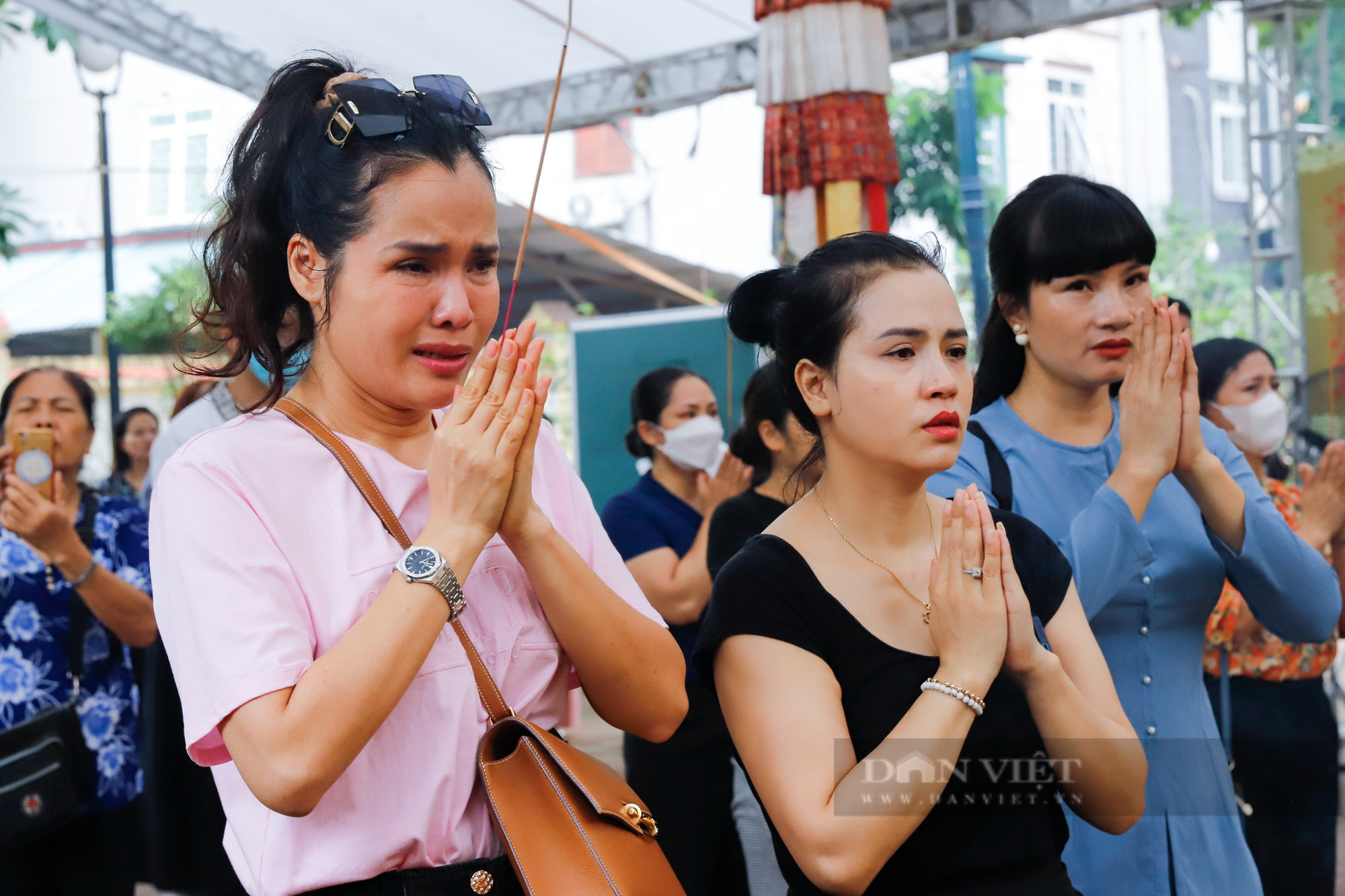 Hàng nghìn người tới chùa thắp hương cầu siêu cho các nạn nhân vụ cháy chung cư mini tại Hà Nội - Ảnh 6.