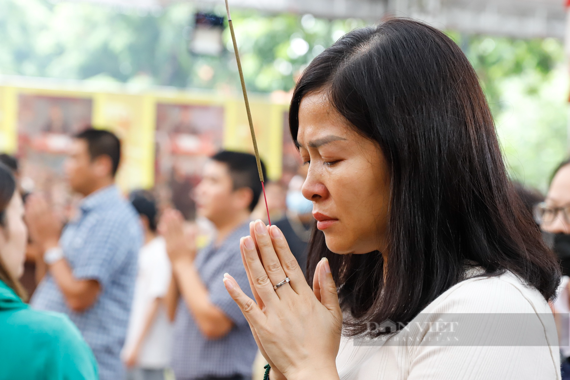 Hàng nghìn người tới chùa thắp hương cầu siêu cho các nạn nhân vụ cháy chung cư mini tại Hà Nội - Ảnh 7.