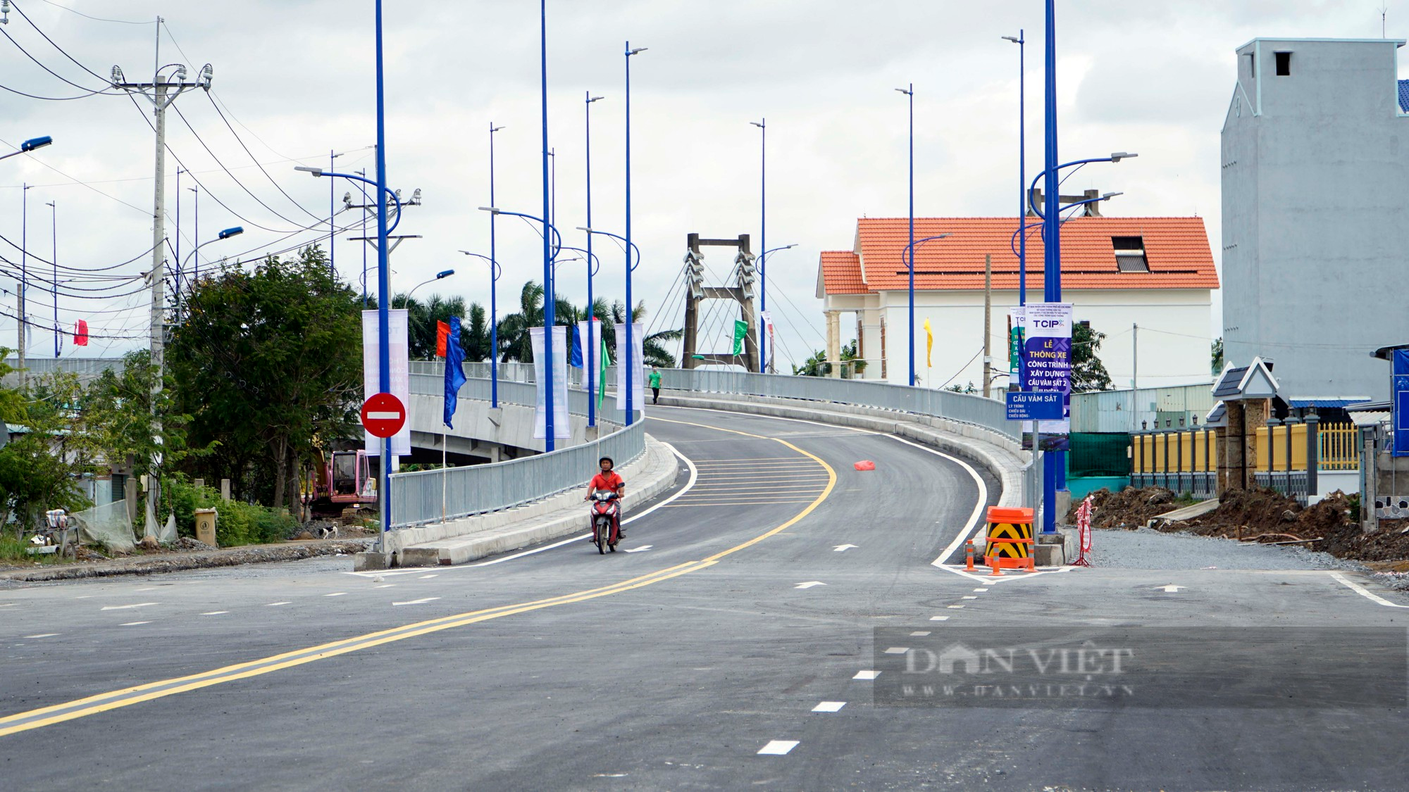 Diện mạo cây cầu hơn 340 tỷ đồng tại huyện Cần Giờ trong ngày thông xe - Ảnh 4.