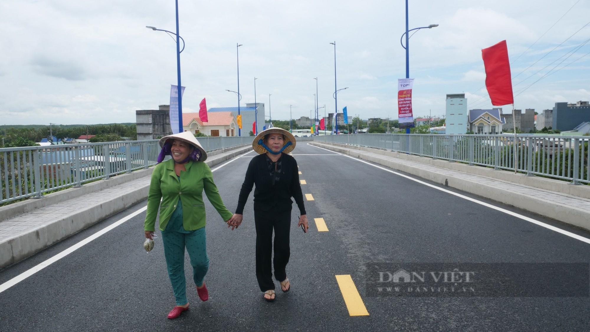 Diện mạo cây cầu hơn 340 tỷ đồng tại huyện Cần Giờ trong ngày thông xe - Ảnh 6.