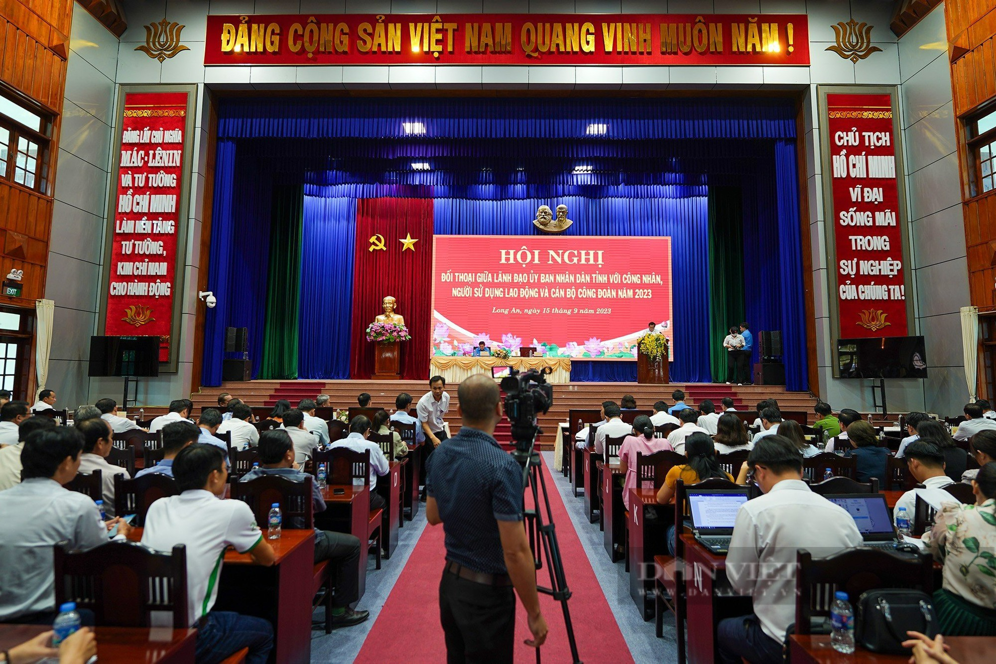 Hơn 300 công nhân đối thoại cùng Phó chủ tịch UBND tỉnh Long An - Ảnh 1.