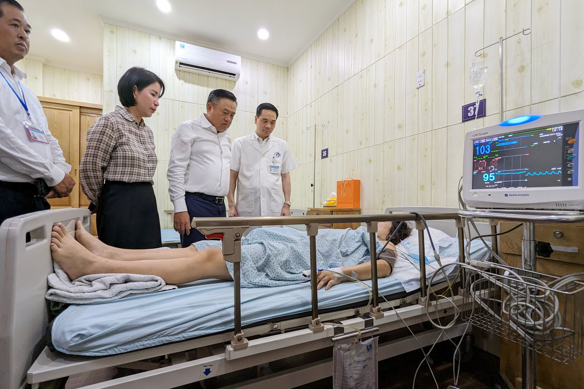 Chủ tịch Hà Nội Trần Sỹ Thanh rút ngắn chuyến công tác nước ngoài đến thăm nạn nhân vụ cháy chung cư mini - Ảnh 1.