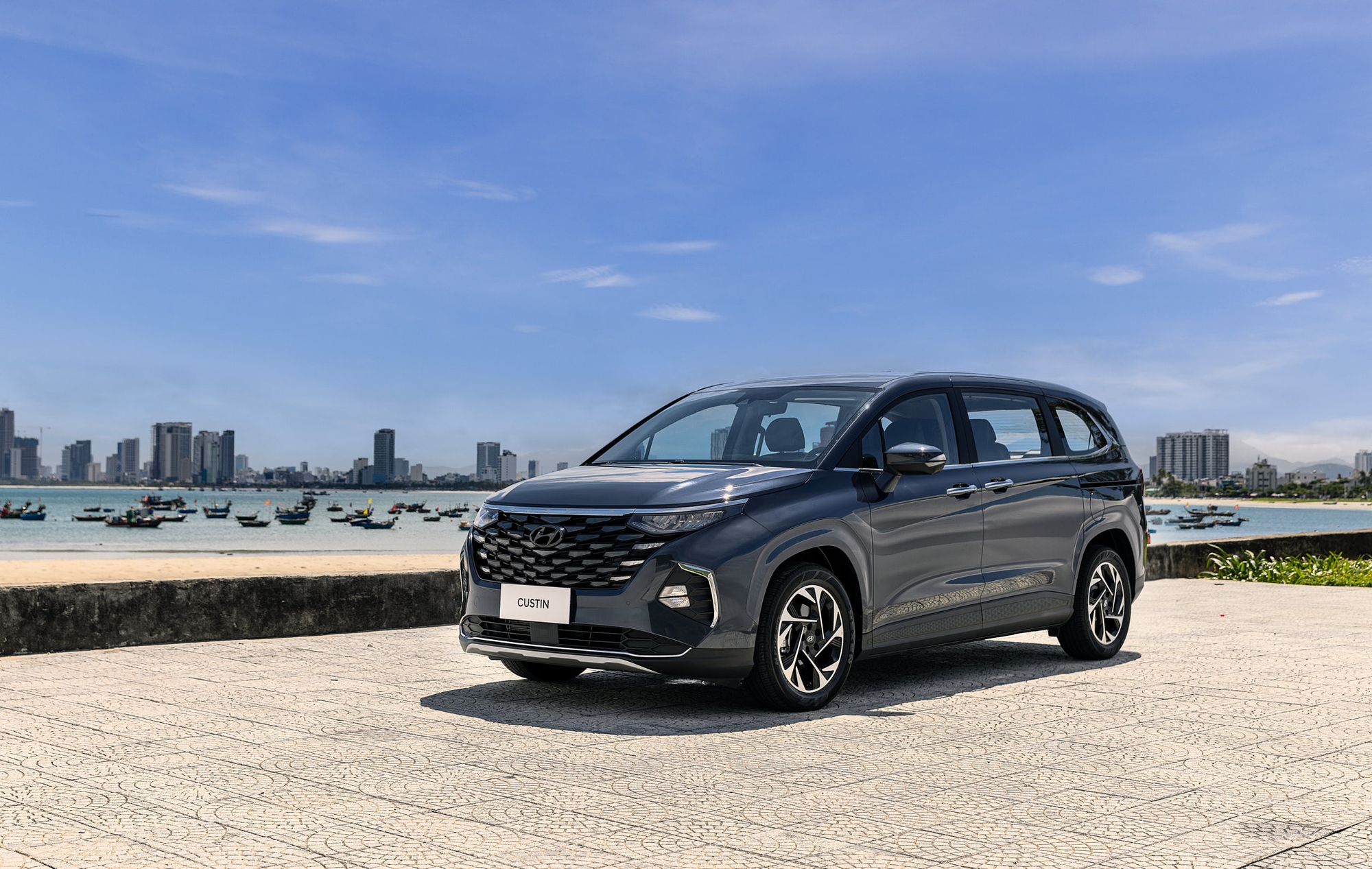 Hyundai Custin 2023 ra mắt, giá bóp nghẹt Toyota Innova trước ngày về Việt Nam - Ảnh 1.