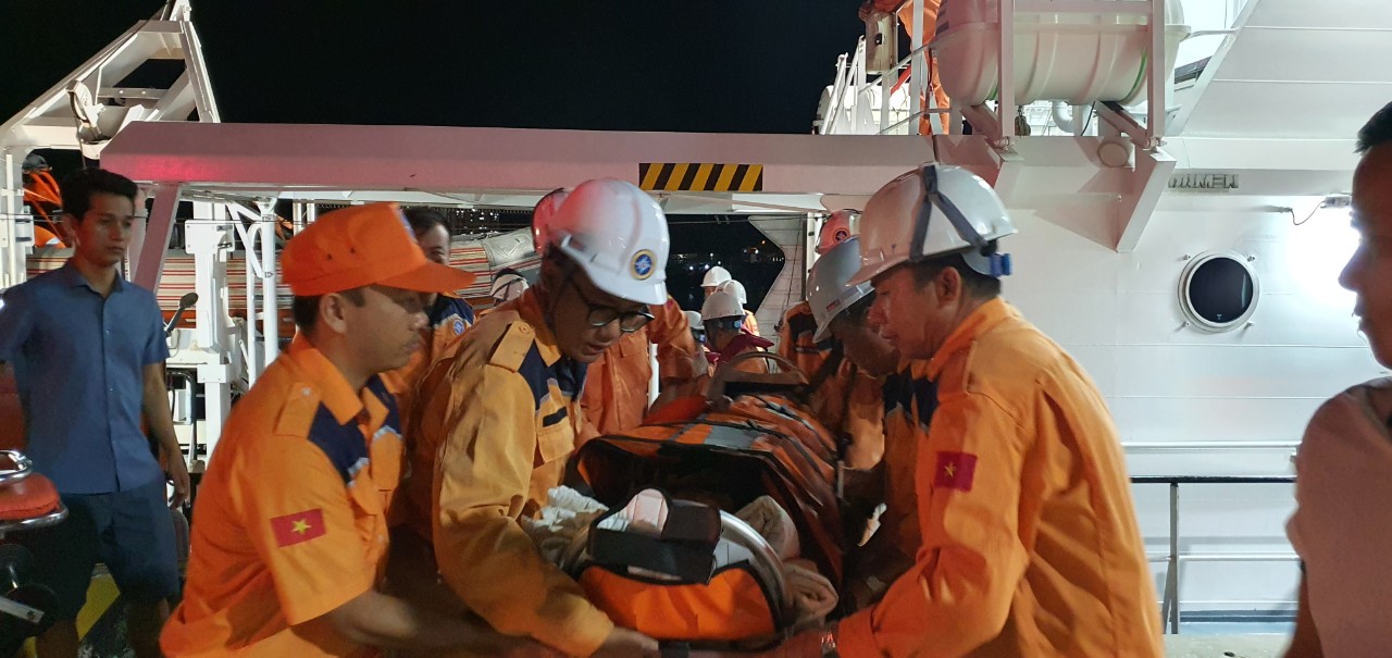 Một thuyền viên tỉnh Quảng Nam bị tai biến nặng được đưa vào cấp cứu - Ảnh 2.