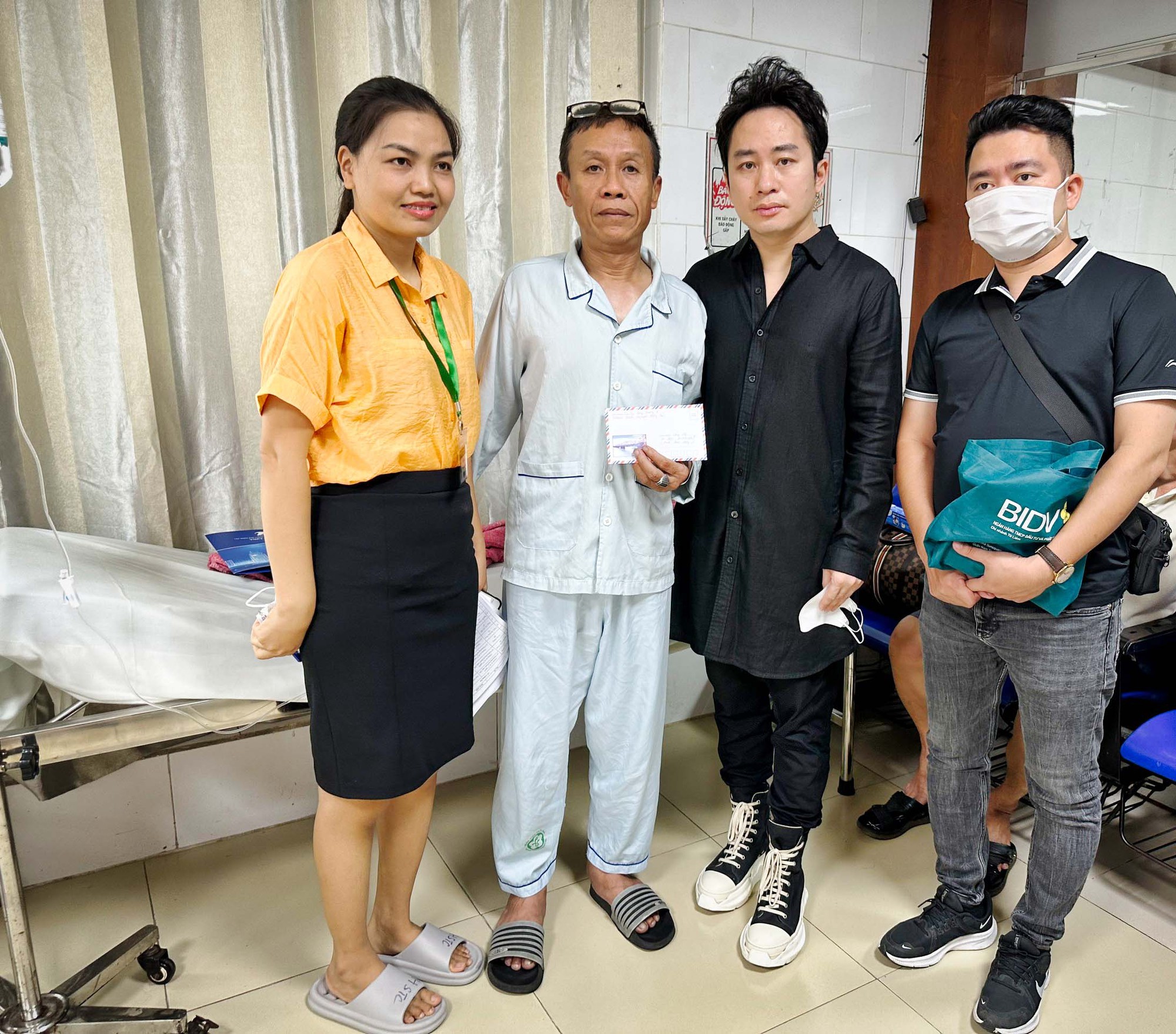 Tùng Dương vào bệnh viện hỏi thăm các nạn nhân vụ cháy chung cư mini ở Hà Nội - Ảnh 2.