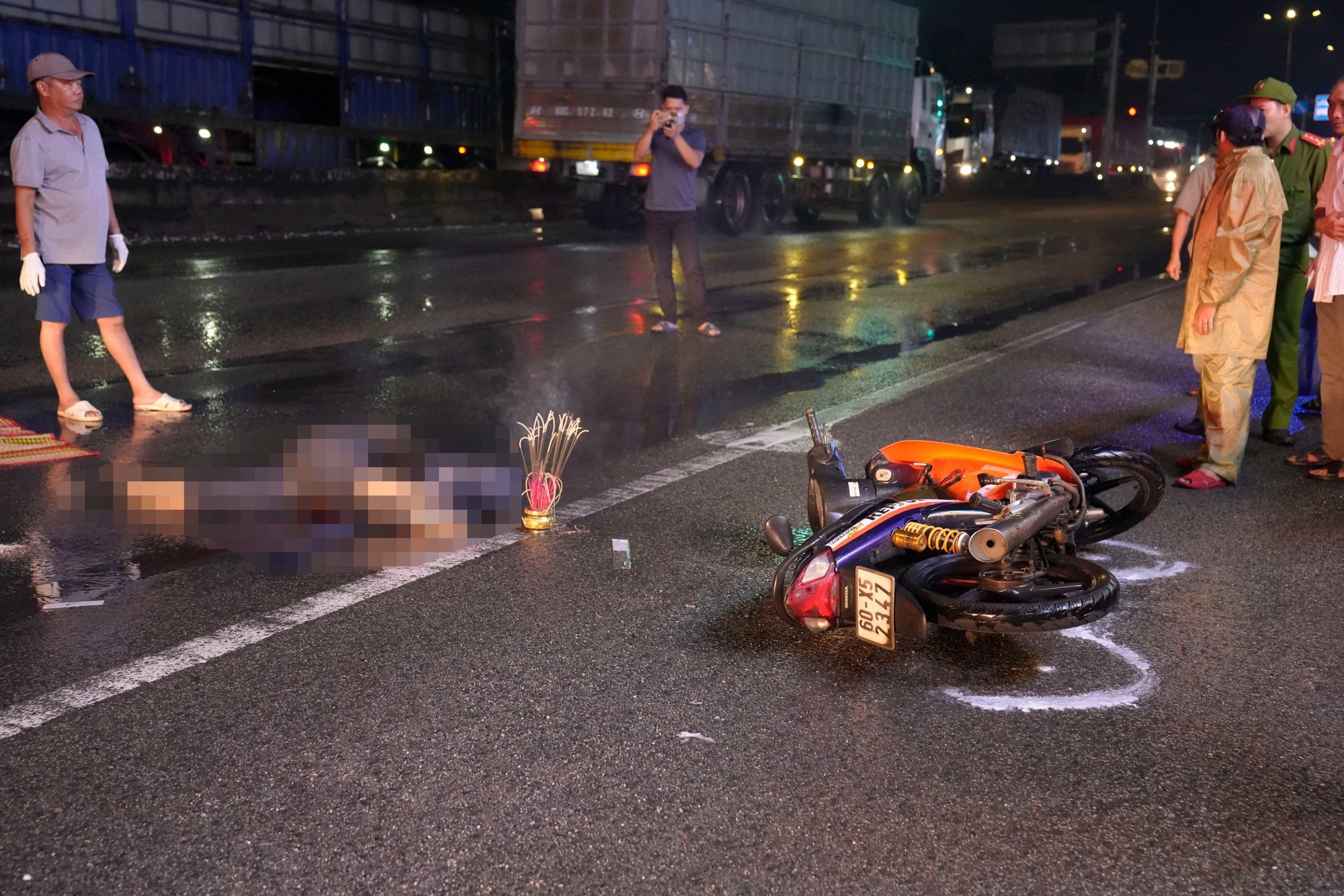 Người đàn ông đi xe máy mất lái, ngã vào gầm xe container chết thảm trên quốc lộ 51 - Ảnh 1.