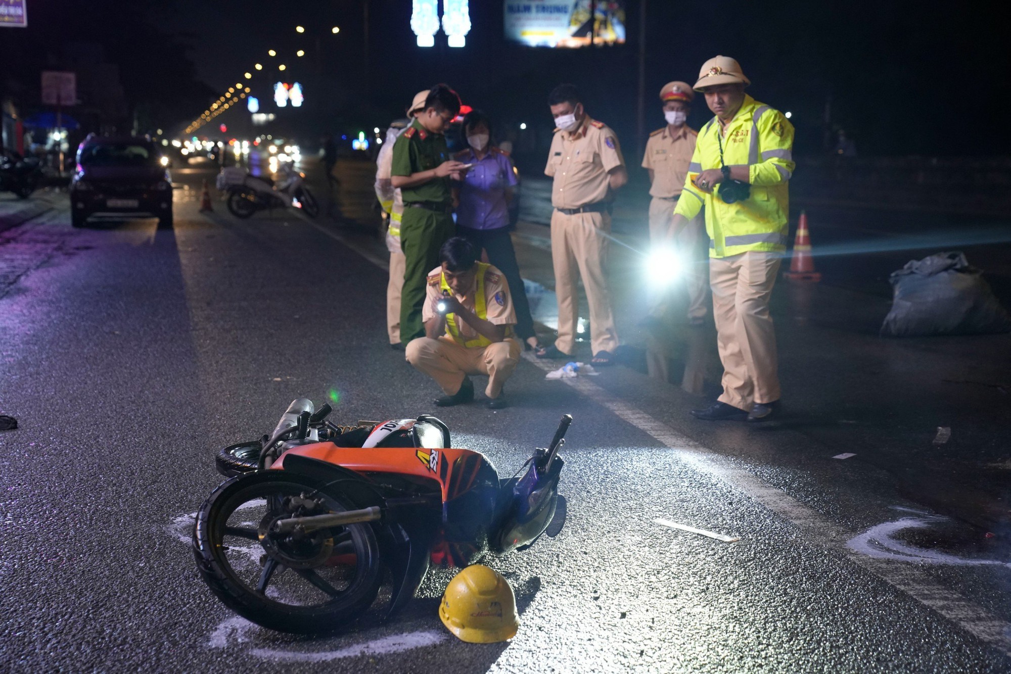 Người đàn ông đi xe máy mất lái, ngã vào gầm xe container chết thảm trên quốc lộ 51 - Ảnh 2.