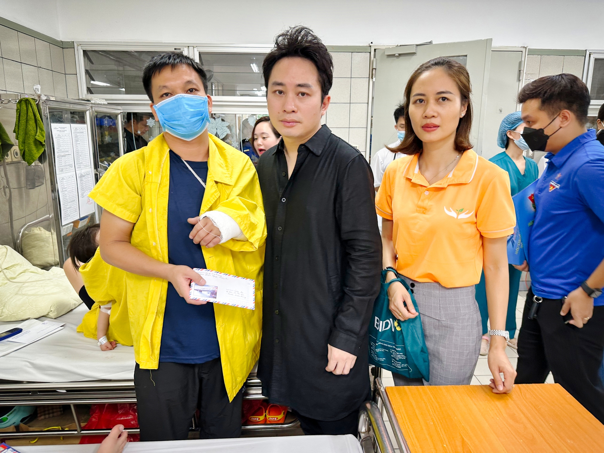 Tùng Dương vào bệnh viện hỏi thăm các nạn nhân vụ cháy chung cư mini ở Hà Nội - Ảnh 1.