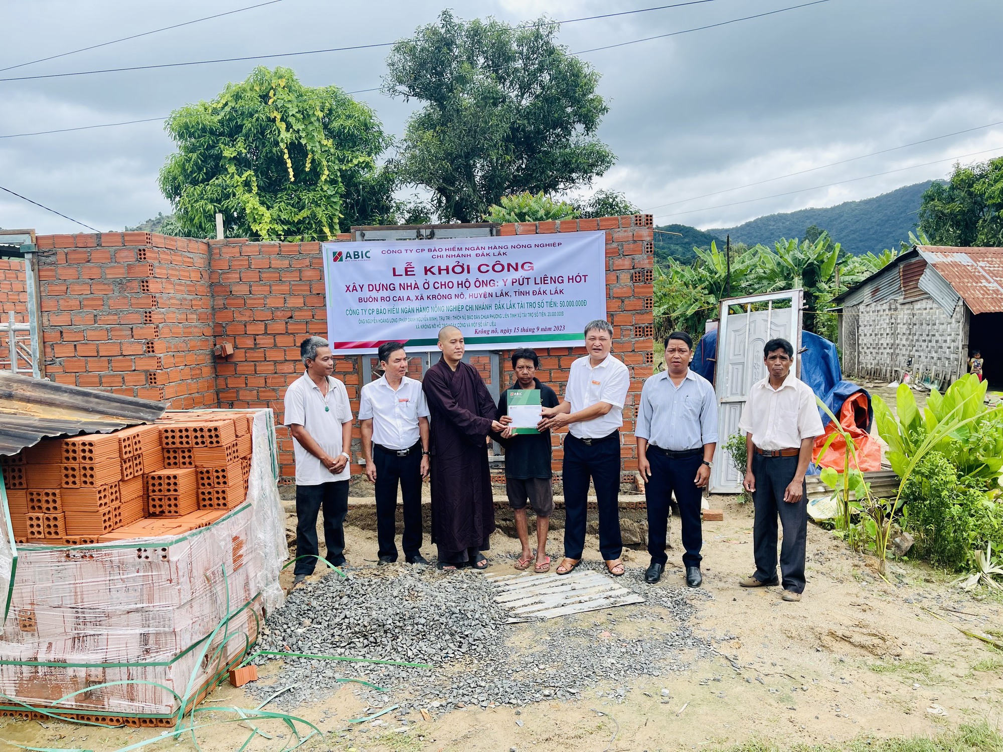 ABIC Đắk Lắk khởi công xây dựng nhà tình nghĩa tại buôn Rơ Cai A, xã Krông Nô, huyện Lắk  - Ảnh 1.