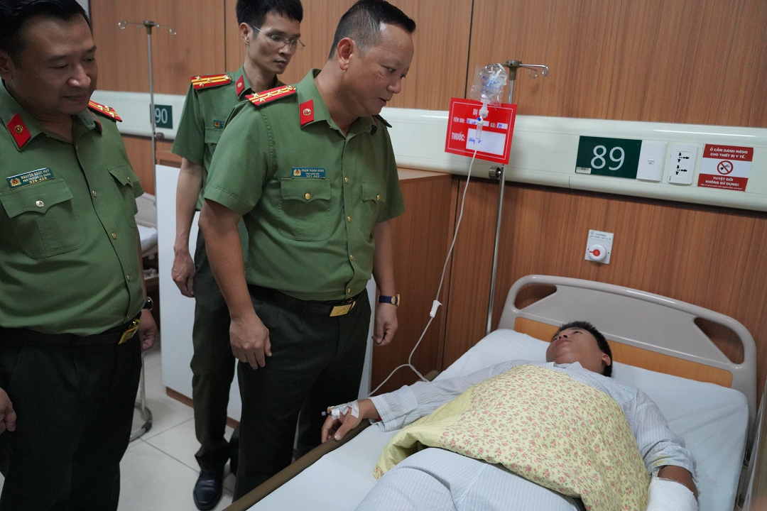 Ngăn vụ đánh ghen, 1 cảnh sát khu vực ở Hà Nội bị đối tượng cầm dao đâm vào tay - Ảnh 1.