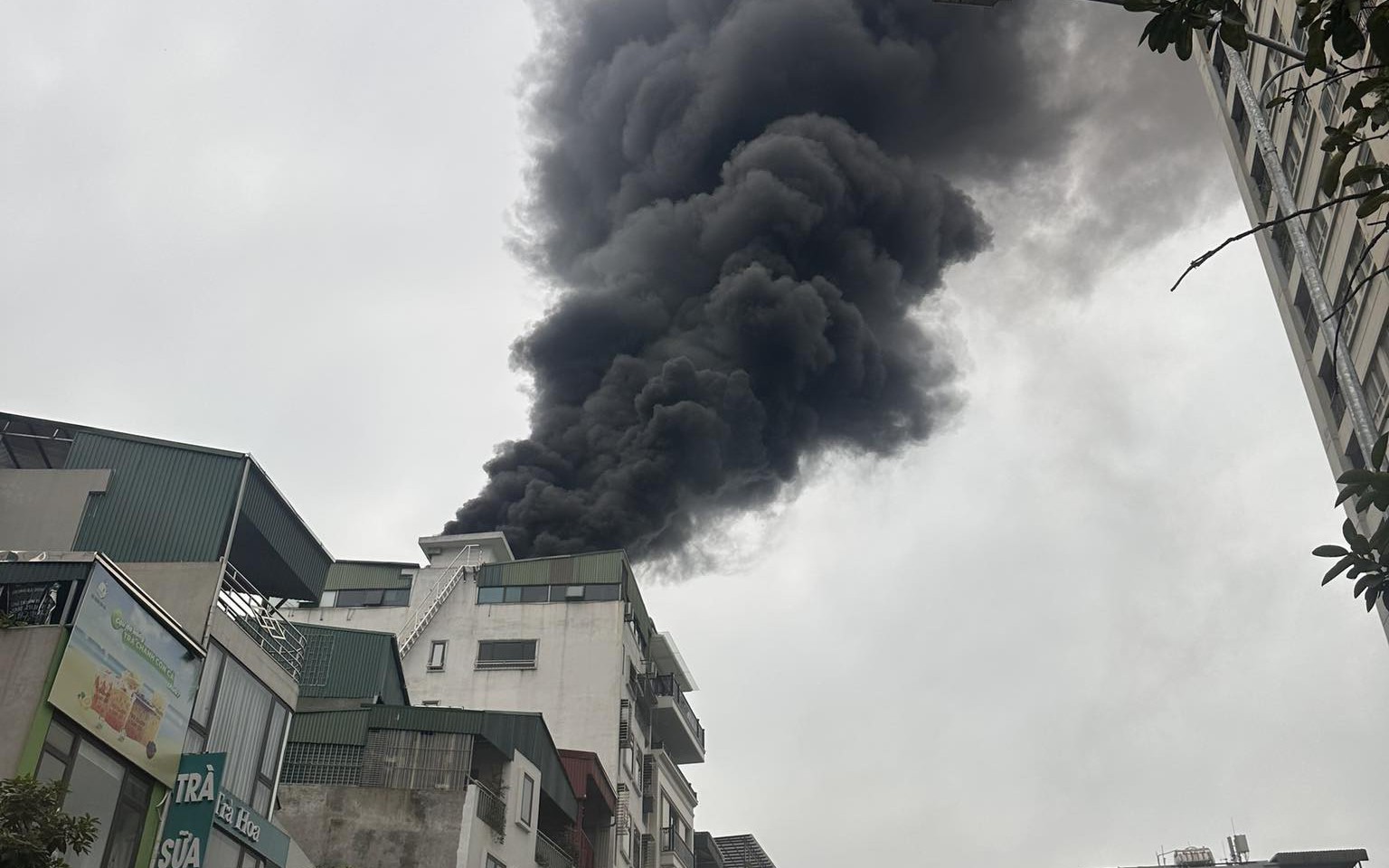 Lại xảy ra cháy nhà cao tầng, khói đen bốc cao hàng chục mét ở quận Thanh Xuân, Hà Nội