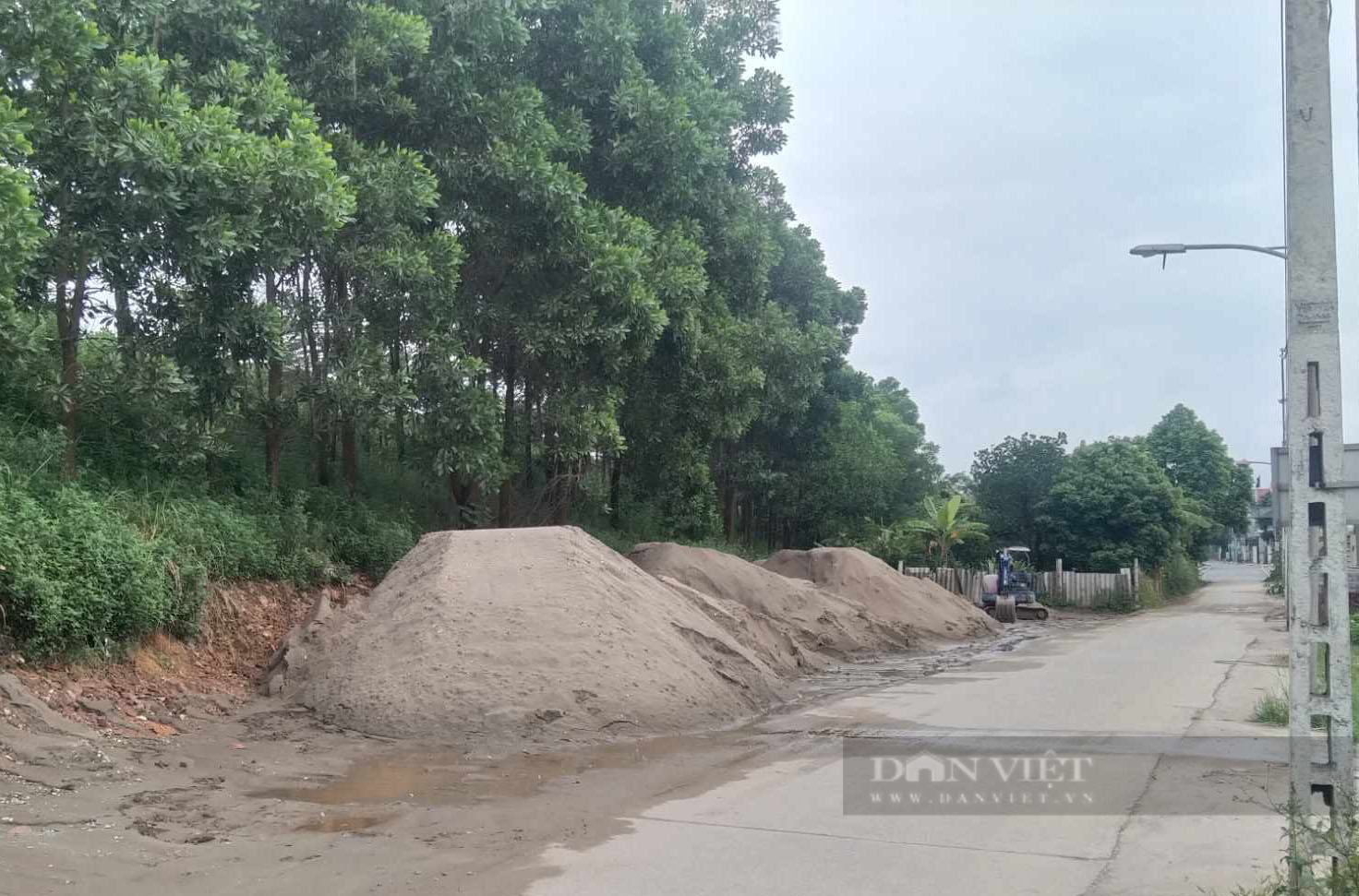 Huyện Sóc Sơn (Hà Nội): Bãi vật liệu không phép, gây ảnh hưởng tới người dân - Ảnh 2.