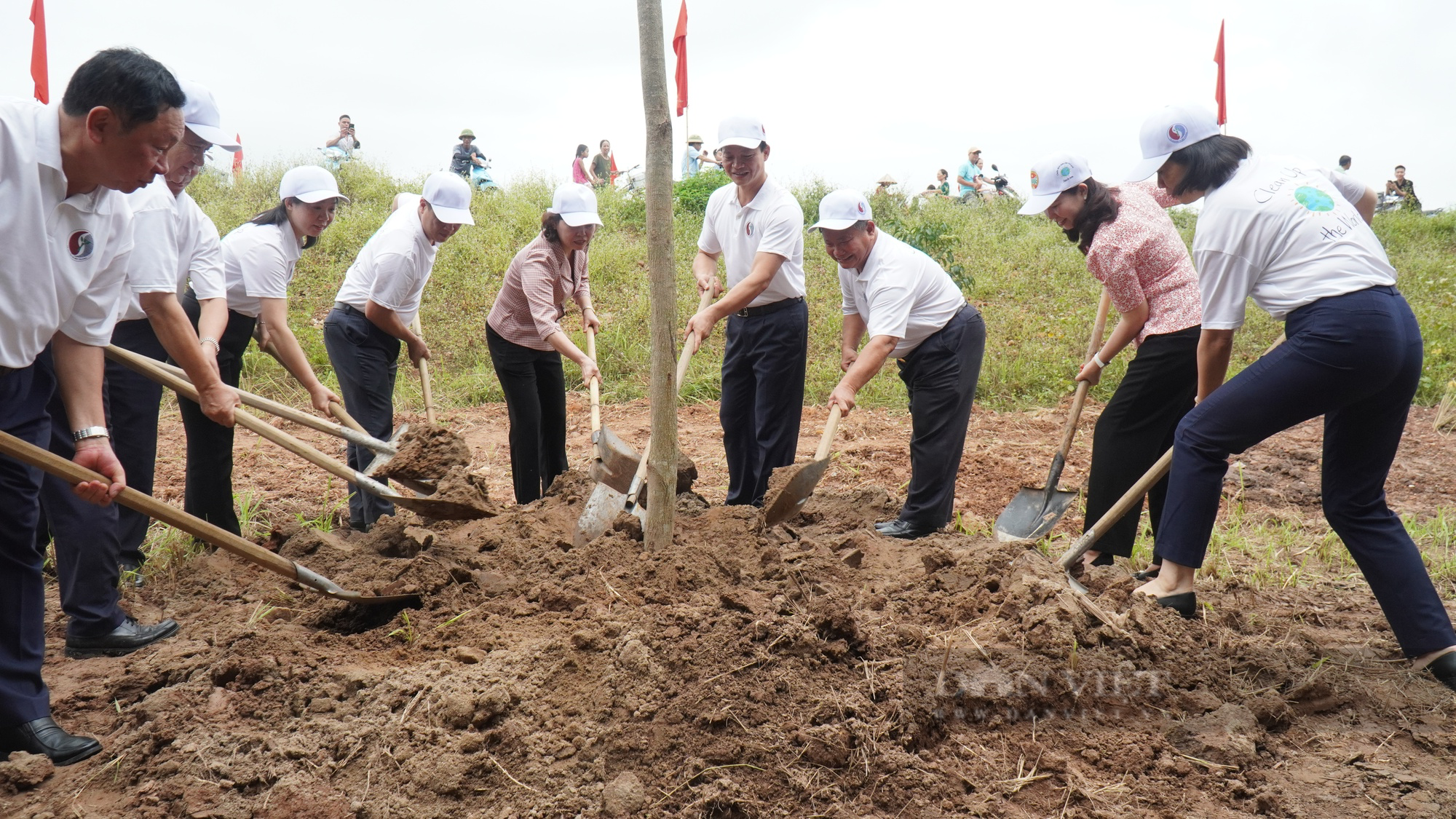 Trung ương Hội Nông dân Việt Nam cùng Bộ TNMT, tỉnh Bắc Ninh phát động Chiến dịch làm cho thế giới sạch hơn - Ảnh 2.