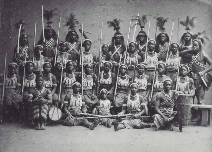 Quốc vương Dahomey dùng đội quân 3.000 bà vợ, thực dân Pháp khiếp sợ - Ảnh 1.