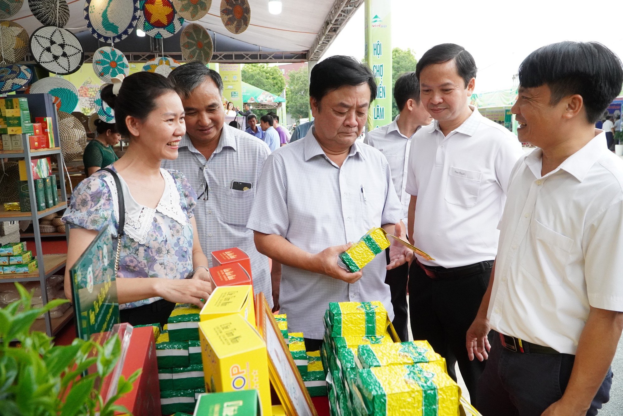 Bộ trưởng Lê Minh Hoan trực tiếp xuống 'chợ', bàn cách bán hàng với doanh nghiệp, hợp tác xã  - Ảnh 3.