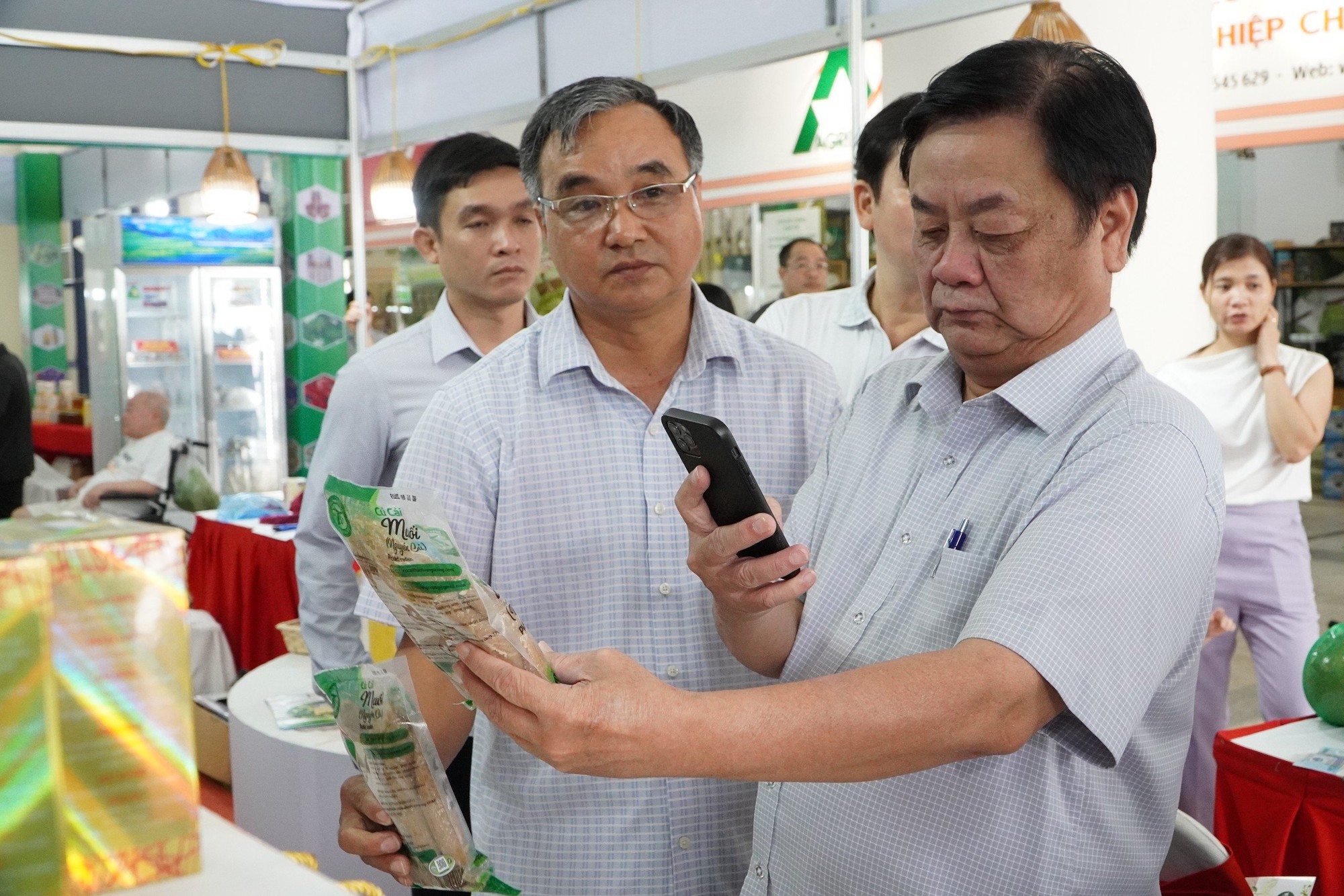 Bộ trưởng Lê Minh Hoan trực tiếp xuống 'chợ', bàn cách bán hàng với doanh nghiệp, hợp tác xã  - Ảnh 1.