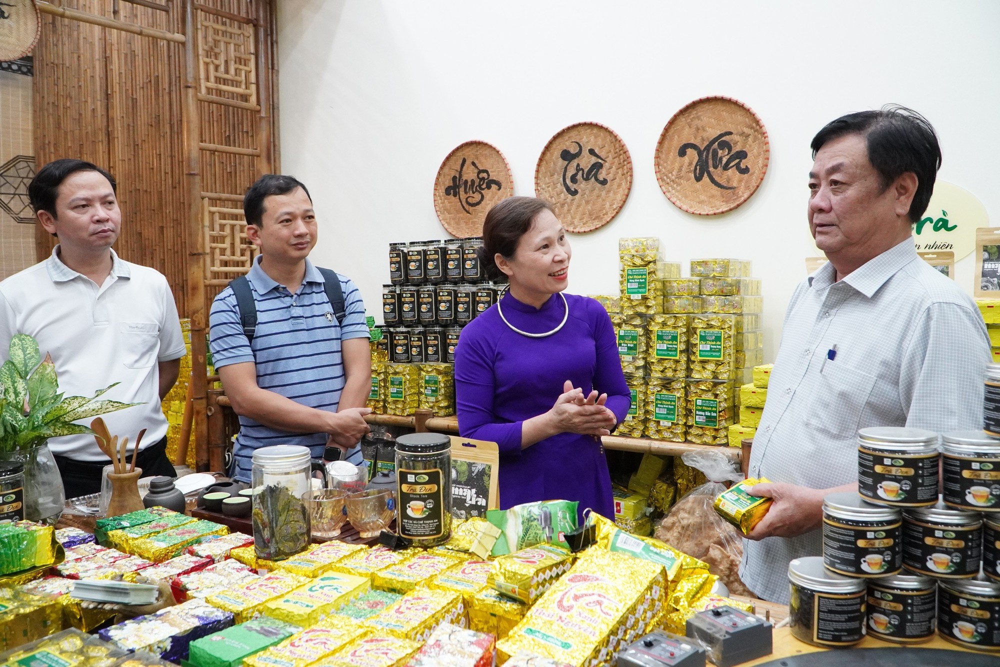Bộ trưởng Lê Minh Hoan trực tiếp xuống 'chợ', bàn cách bán hàng với doanh nghiệp, hợp tác xã  - Ảnh 2.