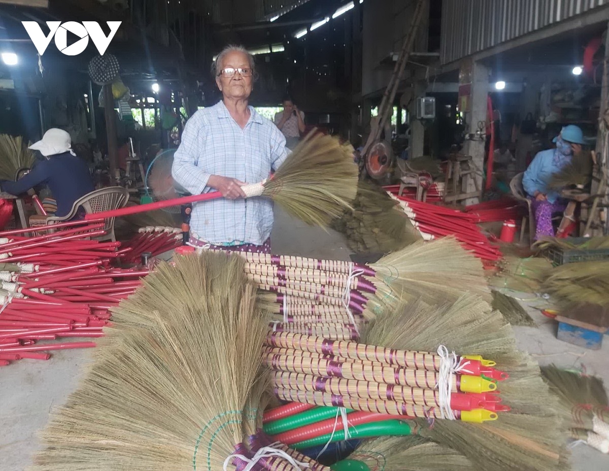 Cả làng đổi thay nhờ làm thứ mà nhà ai cũng phải có, dùng xong đem để góc nhà - Ảnh 1.