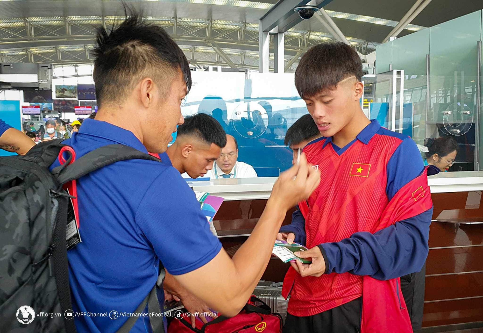 Đội tuyển Olympic Việt Nam lên đường tham dự ASIAD 19 - Ảnh 6.
