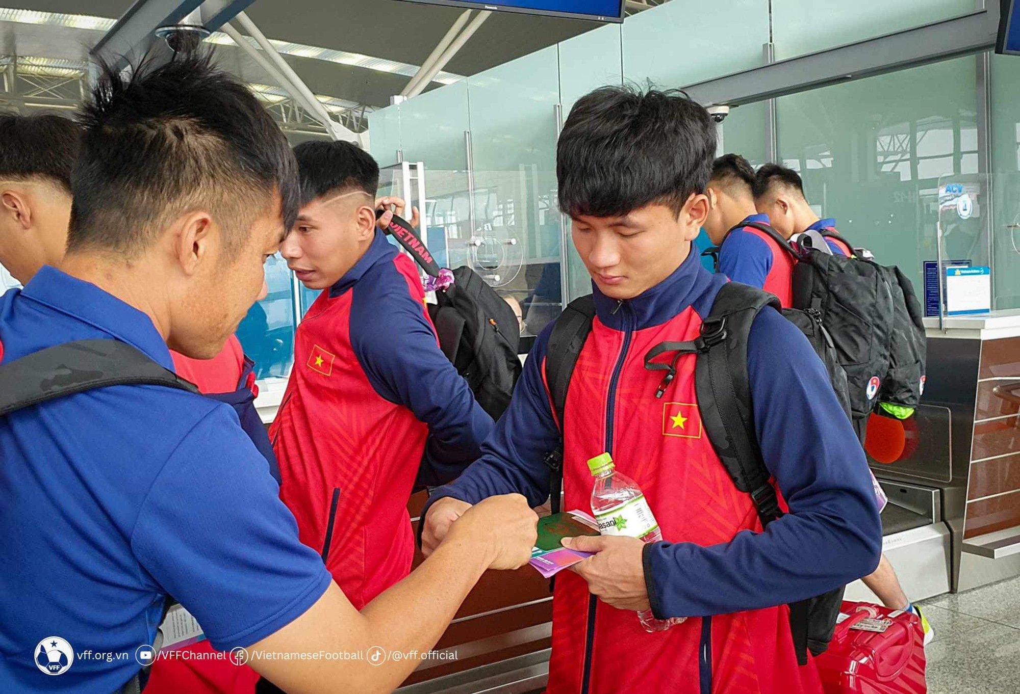 Đội tuyển Olympic Việt Nam lên đường tham dự ASIAD 19 - Ảnh 3.