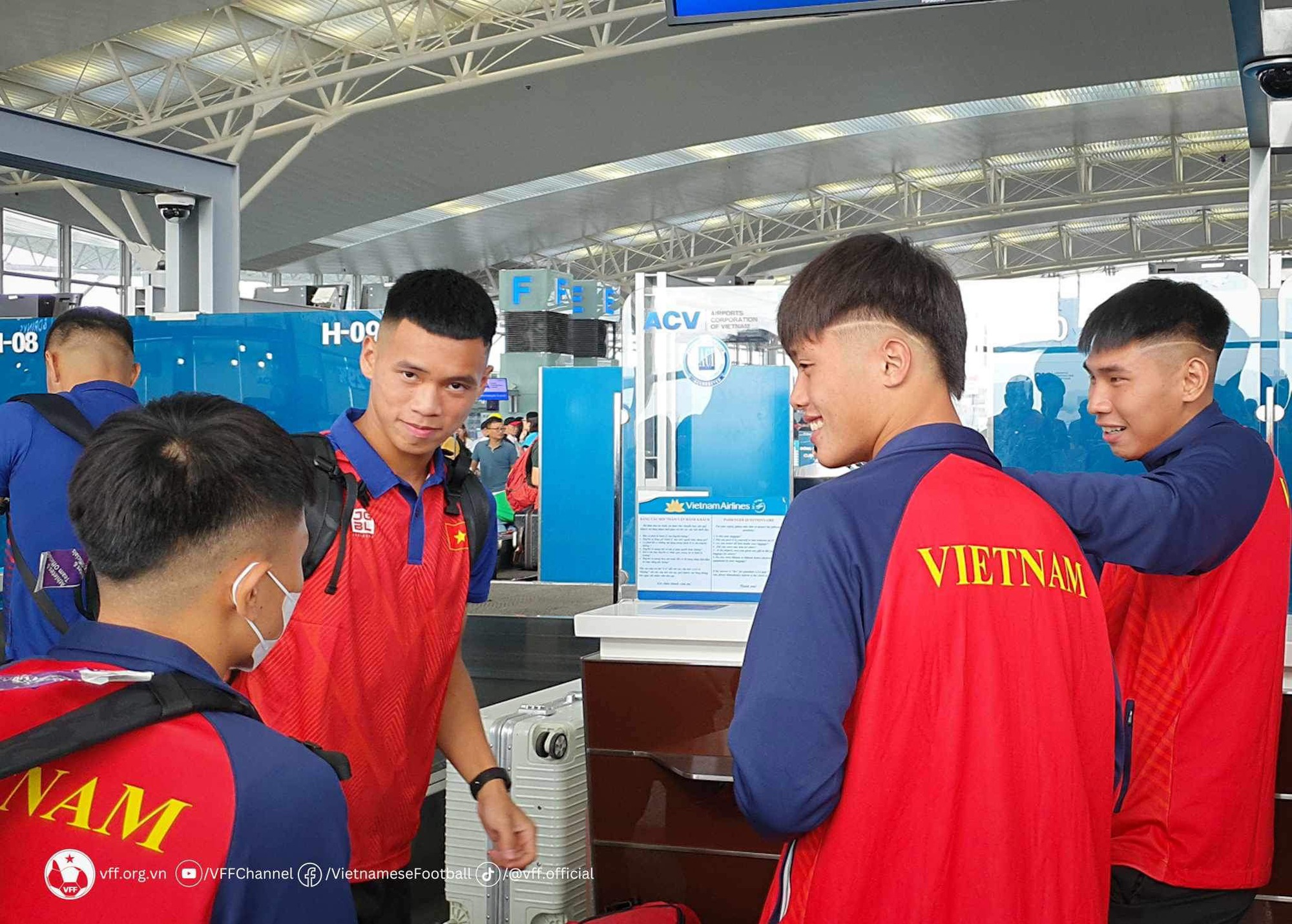 Đội tuyển Olympic Việt Nam lên đường tham dự ASIAD 19 - Ảnh 5.