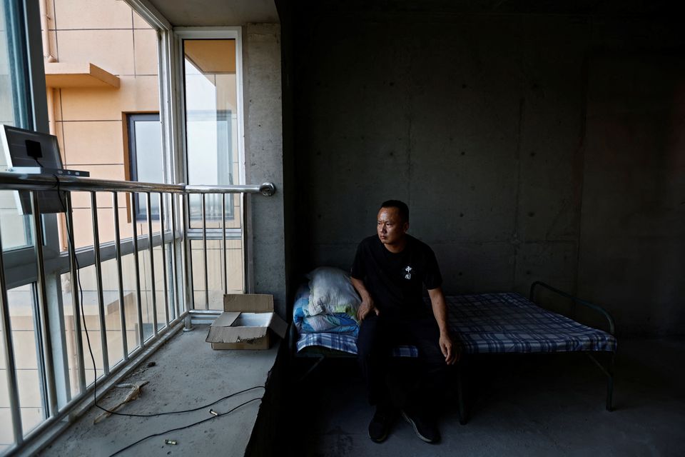 Khủng hoảng bất động sản Trung Quốc: người dân &quot;vỡ mộng&quot;, sống lay lắt trong ngôi nhà 8 năm chưa xây xong - Ảnh 1.